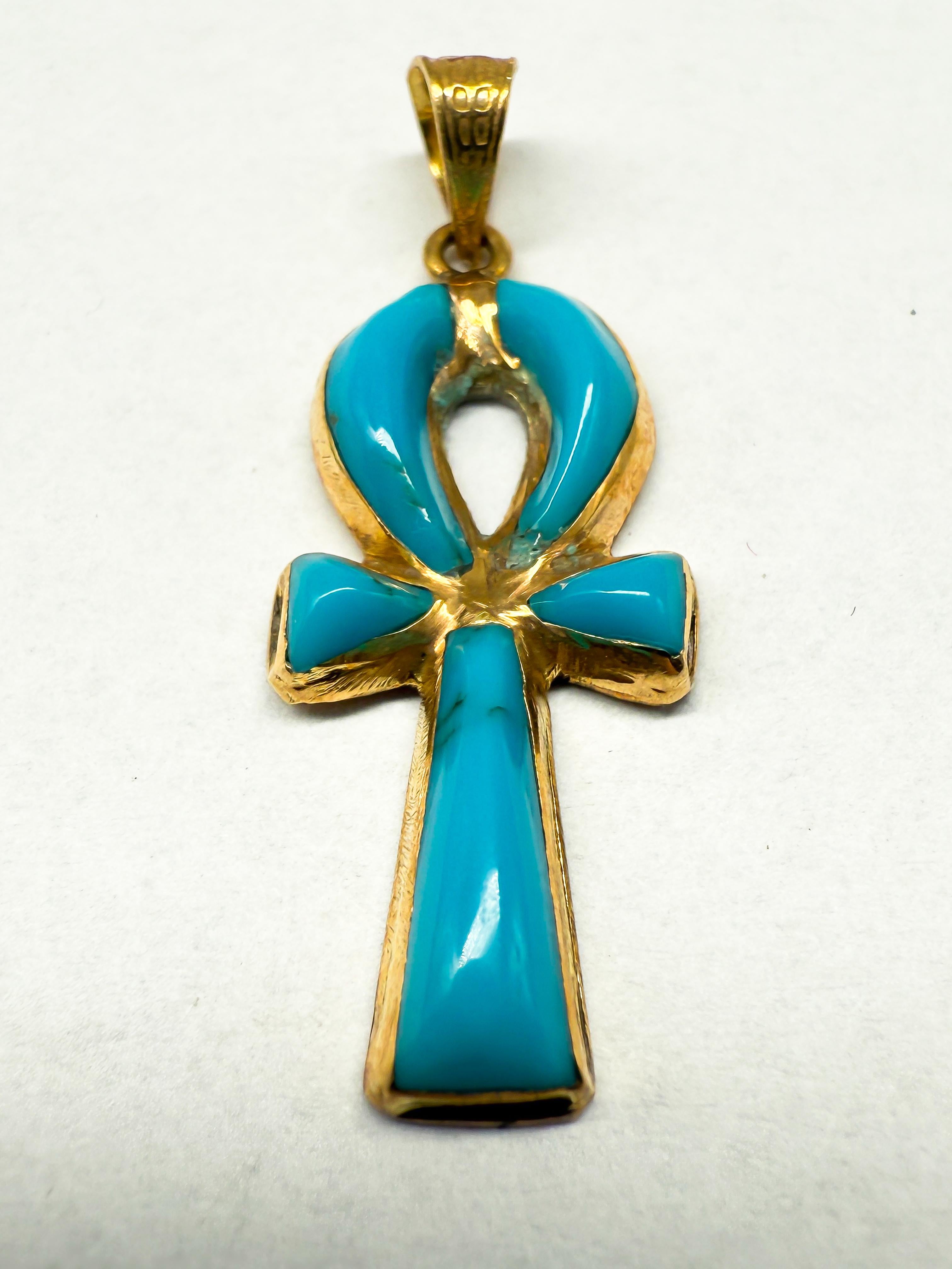Elegant. Significatif. Intemporel.
Ce pendentif croix raffiné en or jaune 14 carats est un symbole subtil mais puissant de foi, de protection et d'élégance durable. Pesant seulement 1,7 g, il offre une apparence légère et délicate tout en se