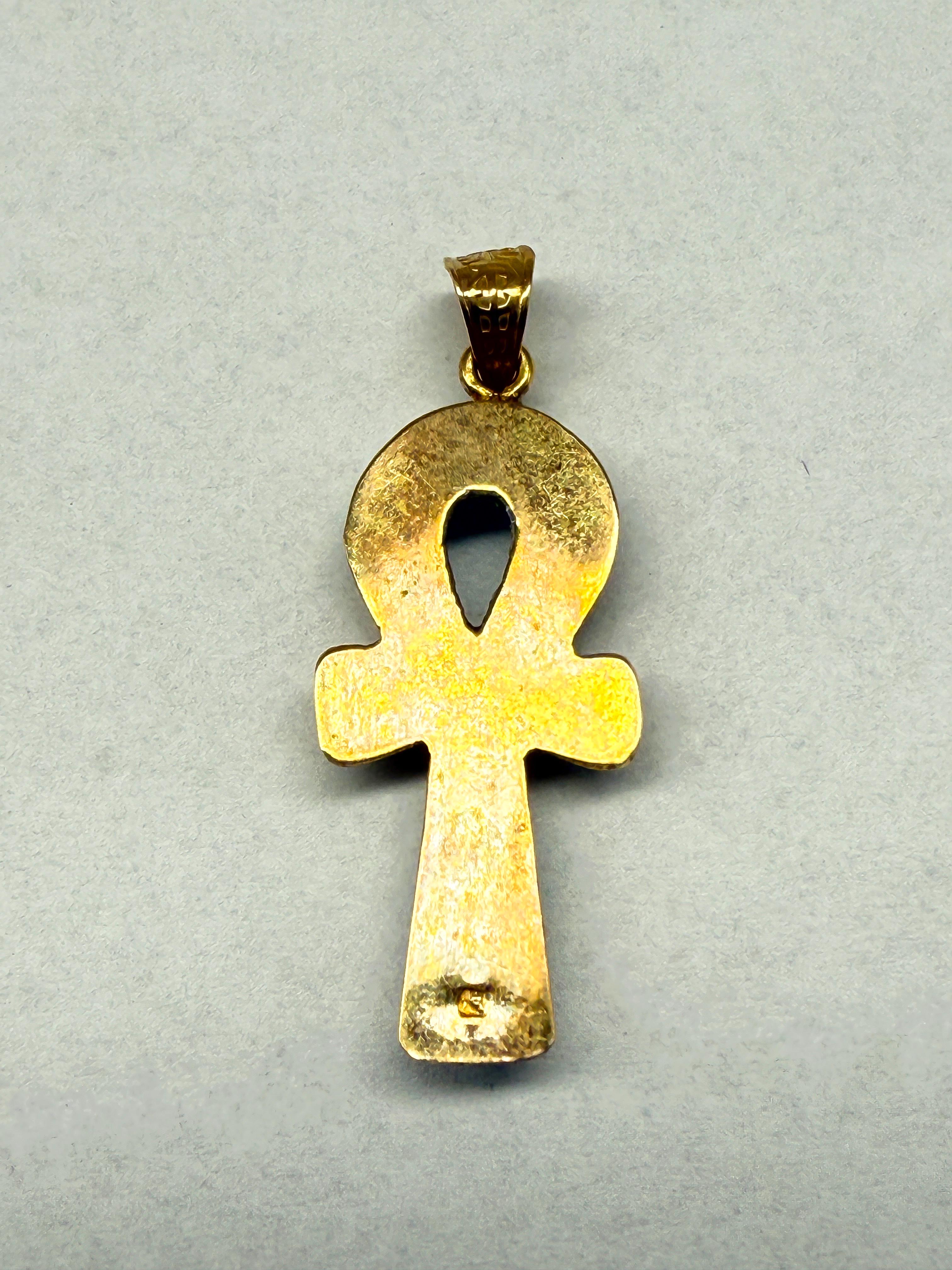 Pendentif croix en or jaune 14 carats avec turquoise naturelle Bon état - En vente à Berlin, DE