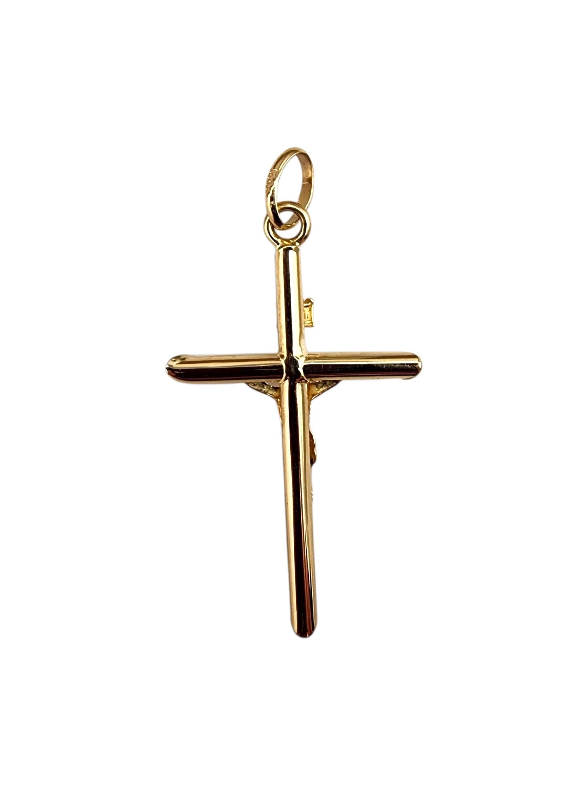 Pendentif crucifix en or jaune 14K

Ce pendentif crucifix en or jaune 14 carats comporte une représentation magnifiquement détaillée du Christ sur la croix, symbolisant la foi, le sacrifice et la dévotion. Avec sa finition polie et son design