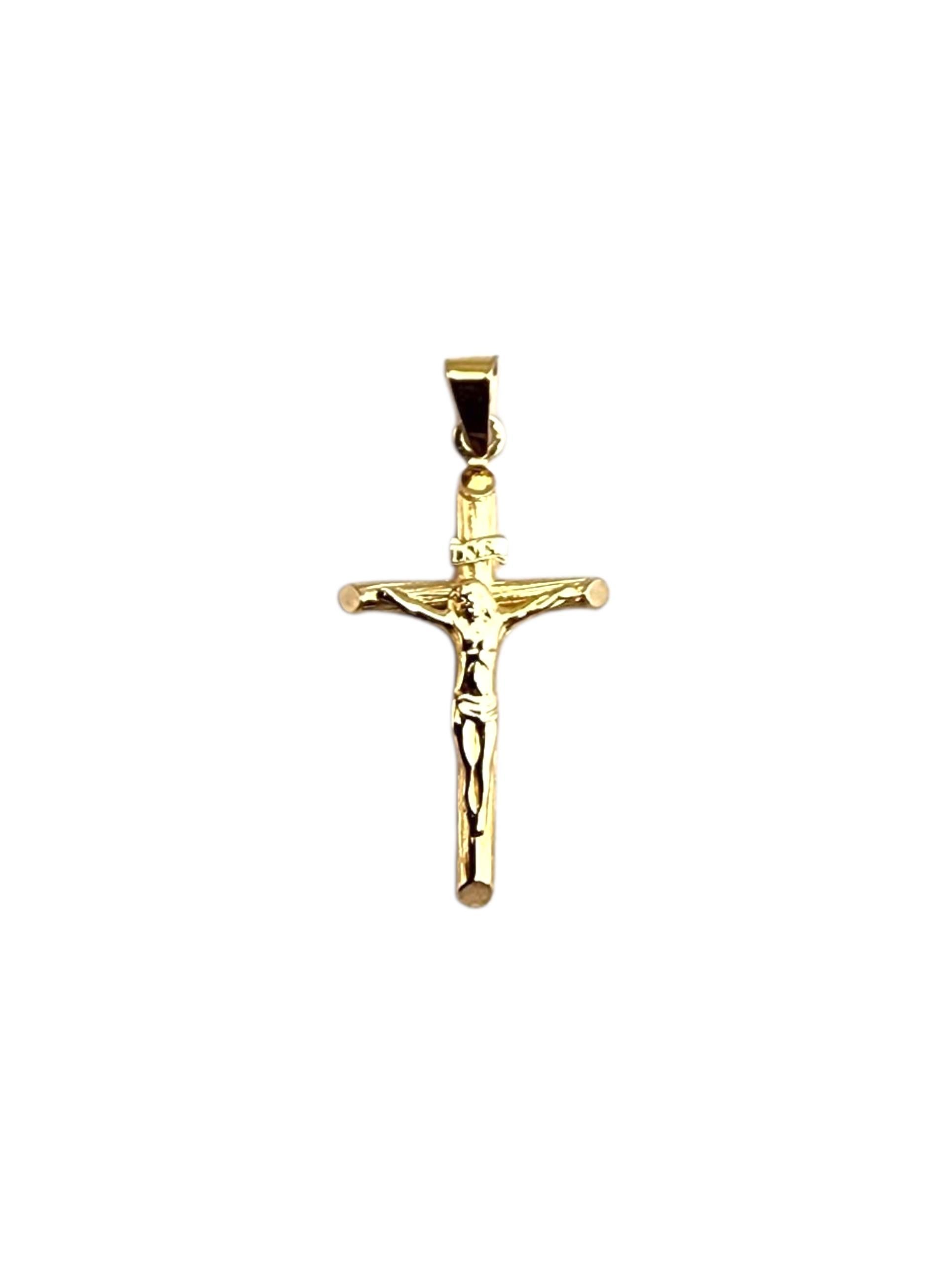 Ciondolo a forma di crocifisso in oro giallo 14K

Questo ciondolo con crocifisso in oro giallo 14K è un'espressione di fede e devozione senza tempo. Realizzato con cura nei minimi dettagli, presenta una classica raffigurazione di Cristo sulla croce,