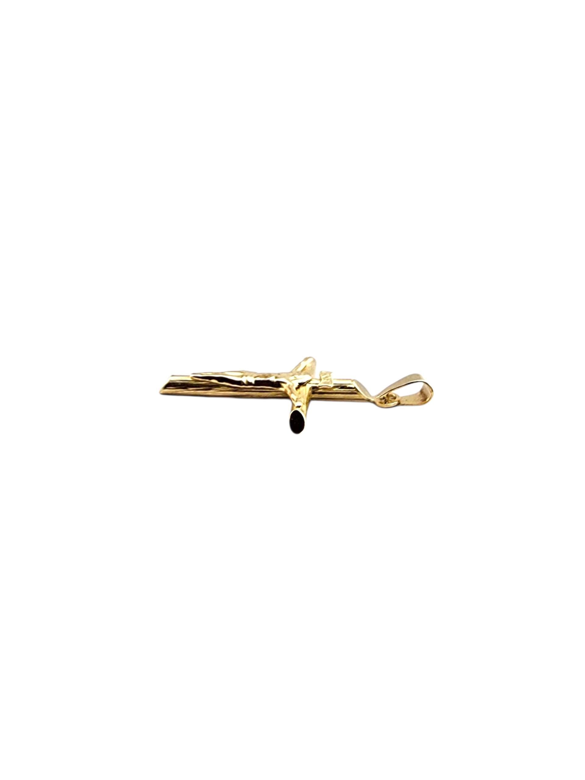 Ciondolo a forma di crocifisso in oro giallo 14K #22380 in vendita 4