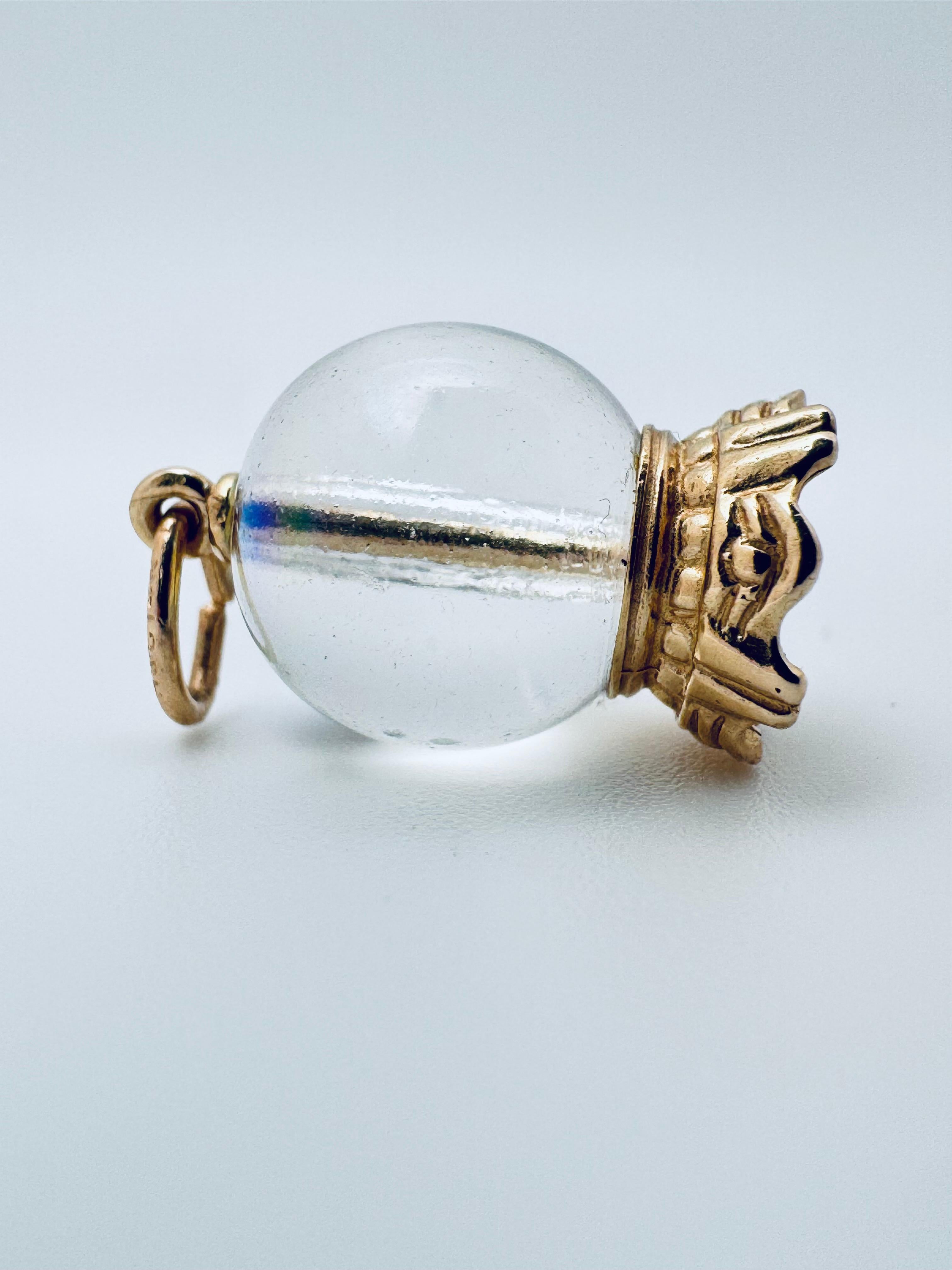 Art Déco Ciondolo a forma di sfera di cristallo in oro giallo 14K in vendita