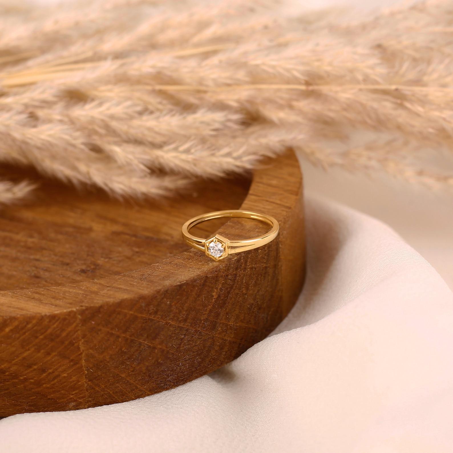 Anillo vintage minimalista de moissanita en oro amarillo de 14k  Regalo de aniversario para ella. en Nuevo estado para la venta en Chicago, IL