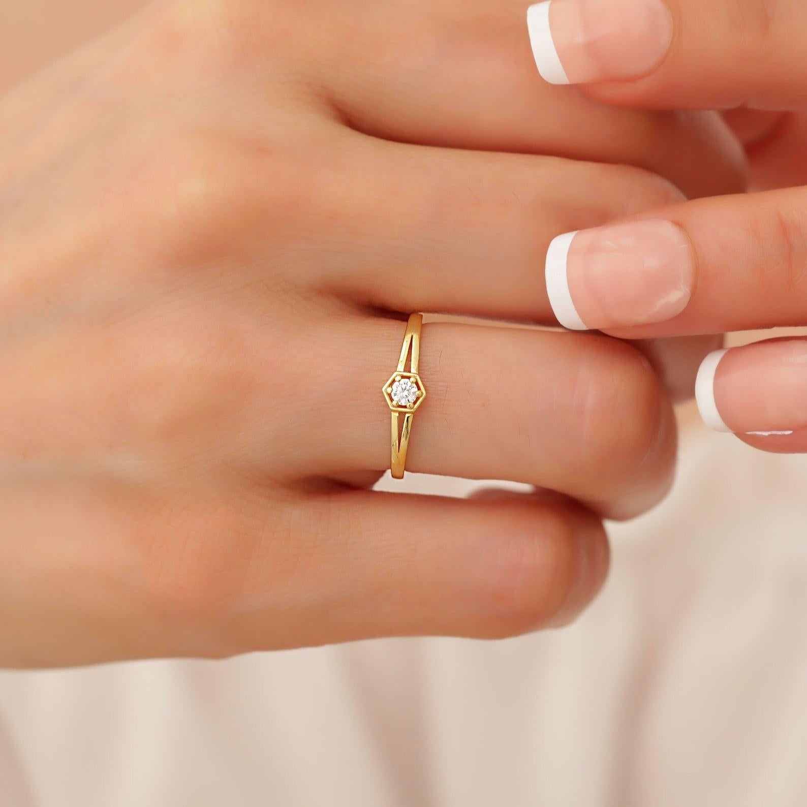 Femenino o masculino Anillo vintage minimalista de moissanita en oro amarillo de 14k  Regalo de aniversario para ella. en venta