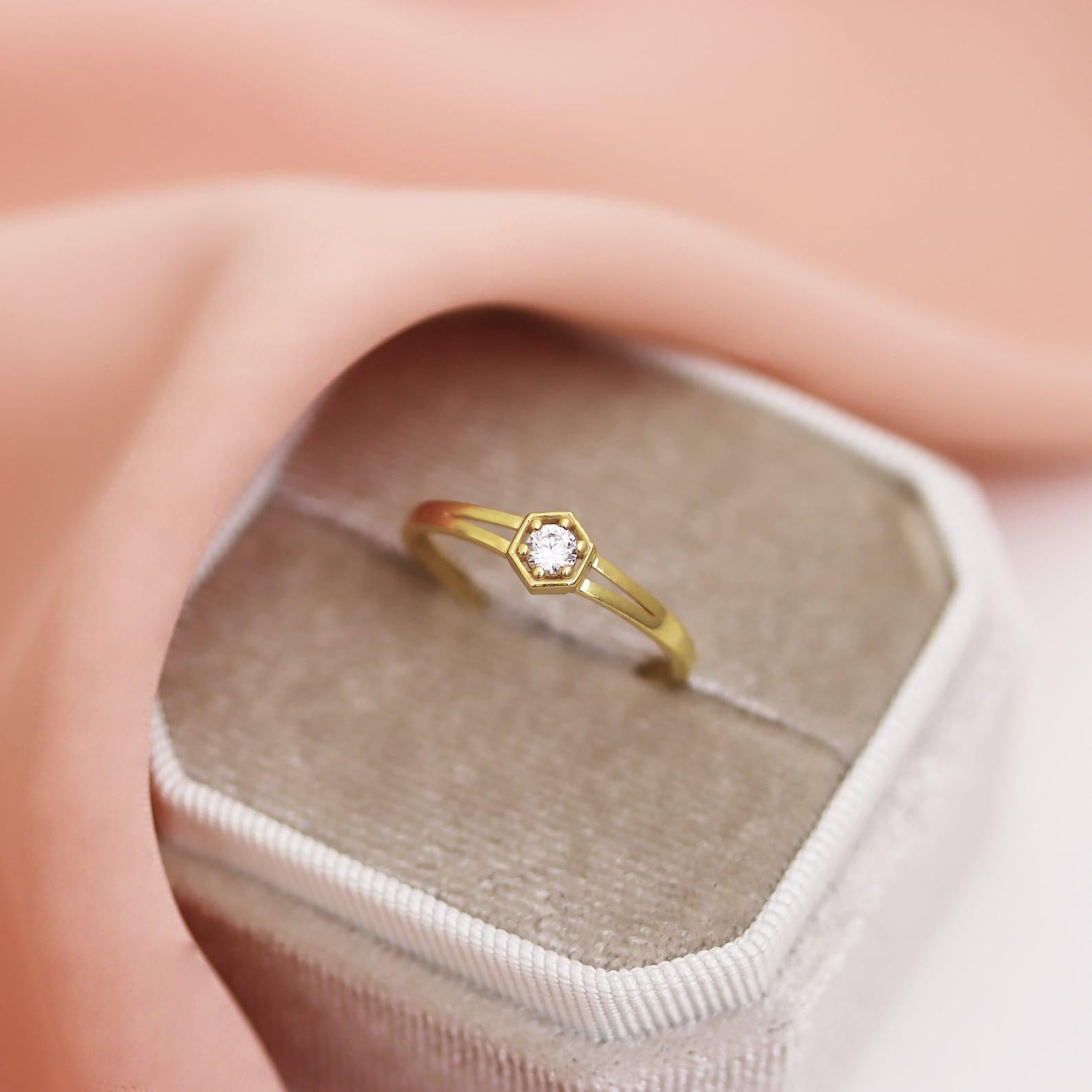 Anillo vintage minimalista de moissanita en oro amarillo de 14k  Regalo de aniversario para ella. en venta 1