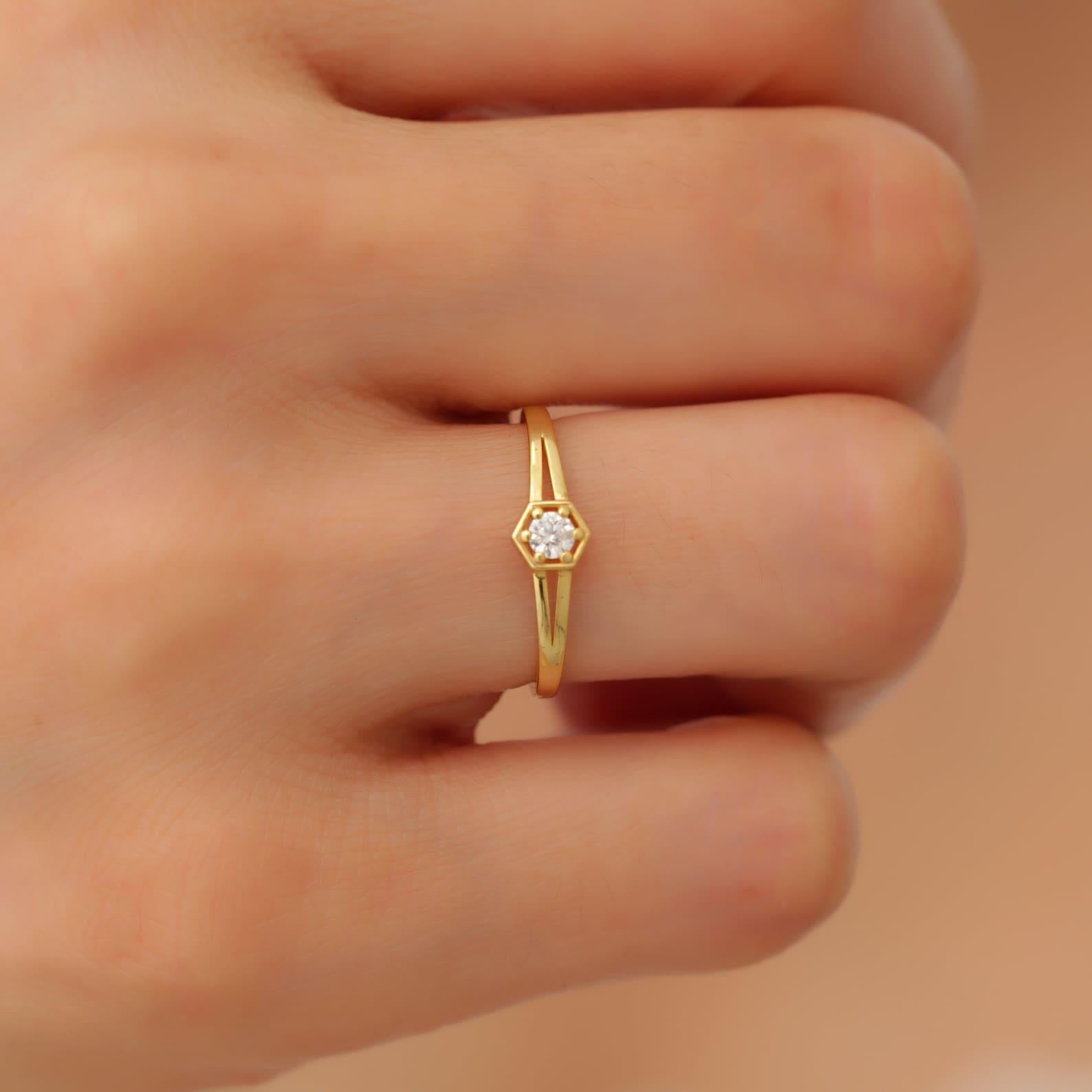 Anillo vintage minimalista de moissanita en oro amarillo de 14k  Regalo de aniversario para ella. en venta 2