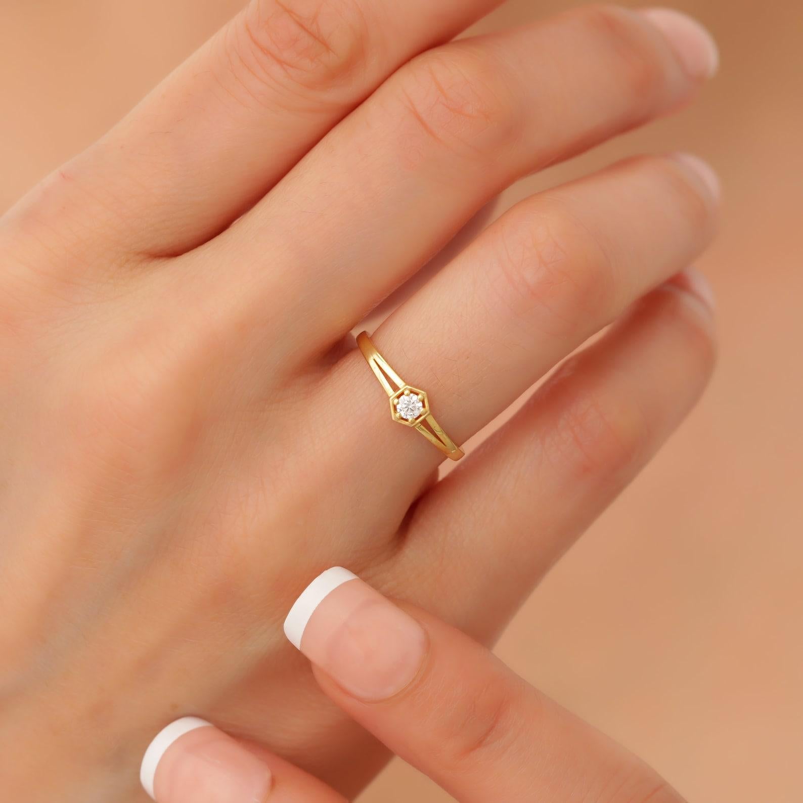 Anillo vintage minimalista de moissanita en oro amarillo de 14k  Regalo de aniversario para ella. en venta 3