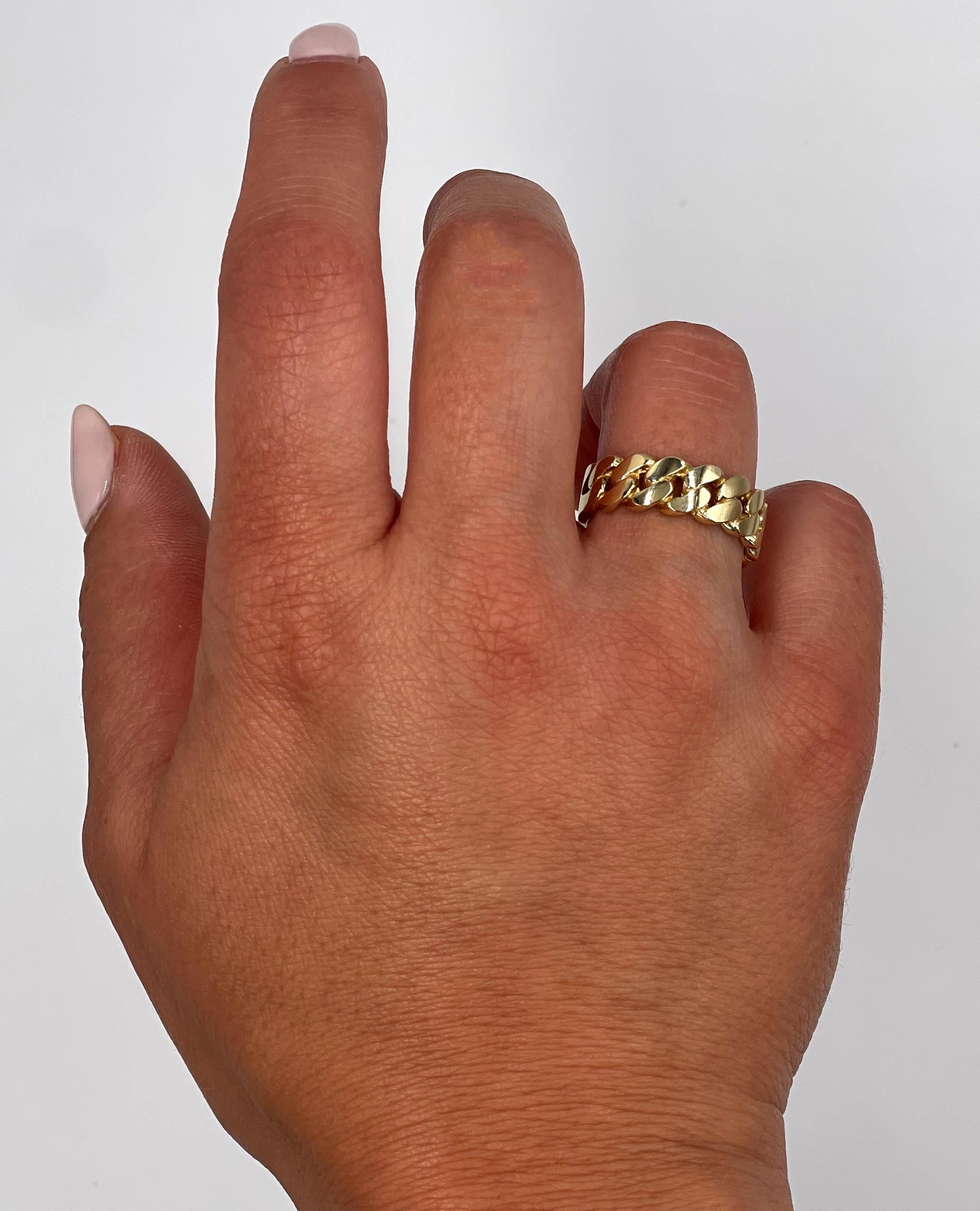 Bague à maillons cubains en or jaune 14K, largeur 7 millimètres Pour femmes en vente