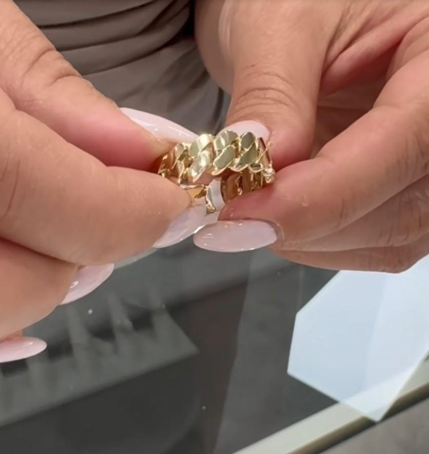 Bague à maillons cubains en or jaune 14K, largeur 7 millimètres en vente 4