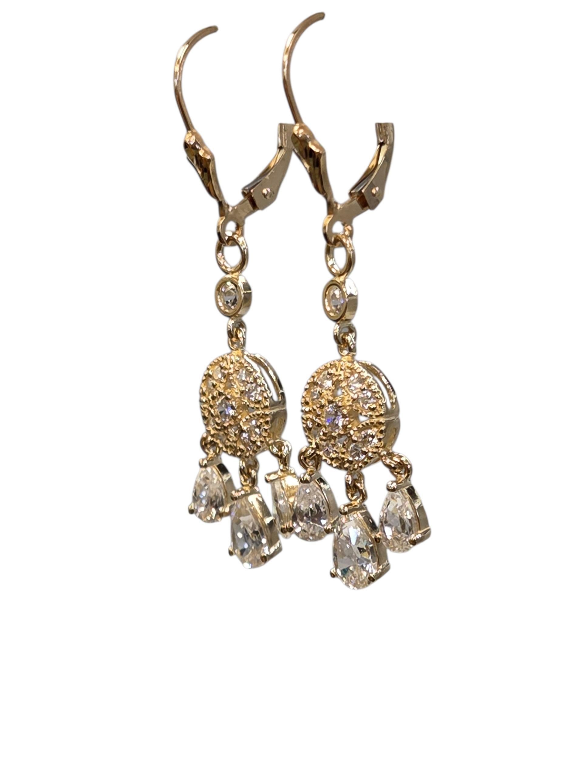 14K Yellow Gold Cubic Zirconia Dangle Earrings

Delicate and radiant, the 14k yellow gold earrings feature dangling clear gemstones that reflect light from all angles for an elegant sparkle.

Hallmark: 14k 1101

Weight: 4g / 2.6dwt

Size: 41.6mm X