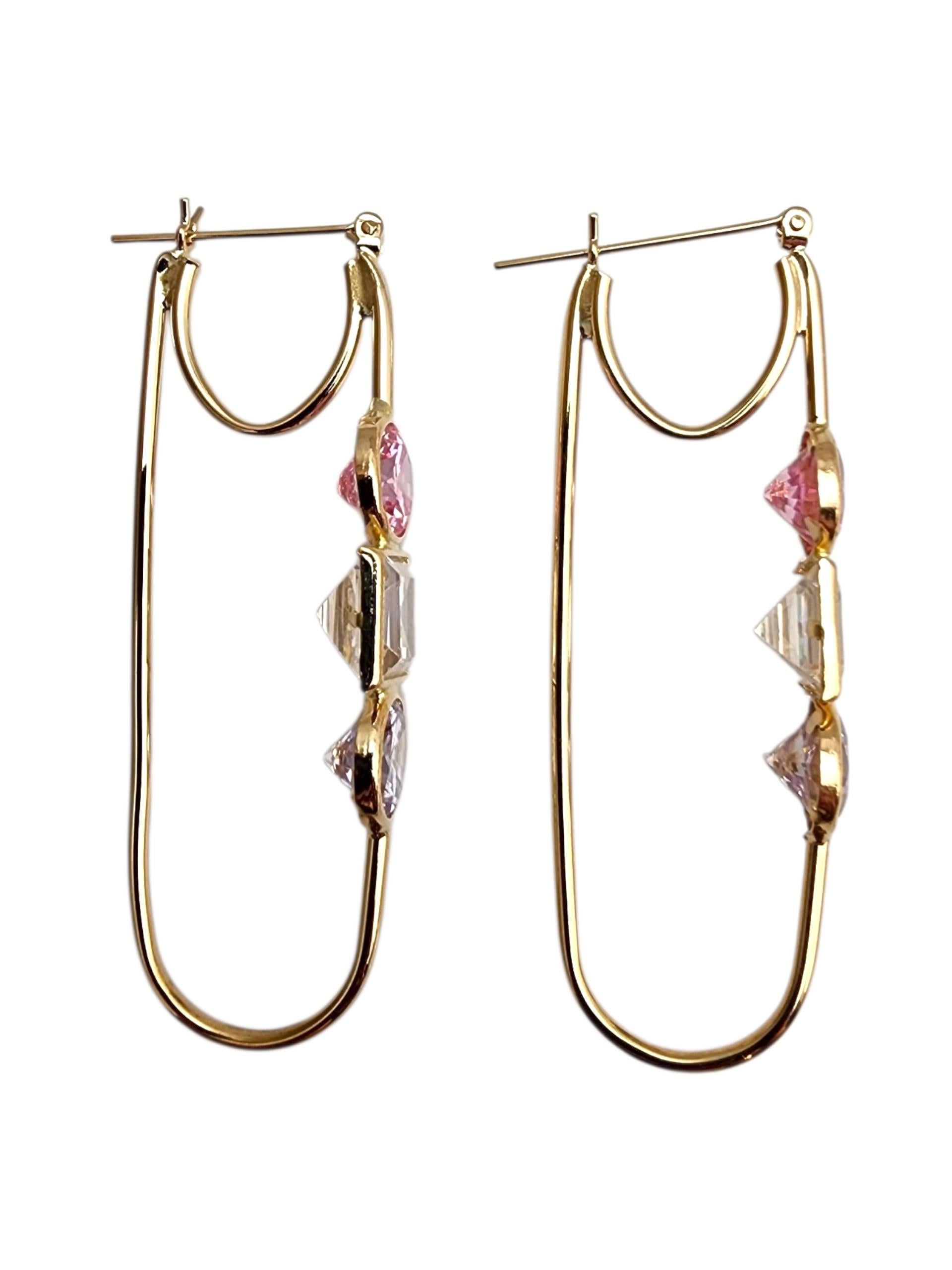 Pendientes de aro ovalados de circonita de oro amarillo de 14 quilates

Estos pendientes de aro ovalados de oro amarillo de 14 quilates con circonita cúbica combinan el lujo clásico con el brillo moderno. Meticulosamente elaboradas en oro de 14