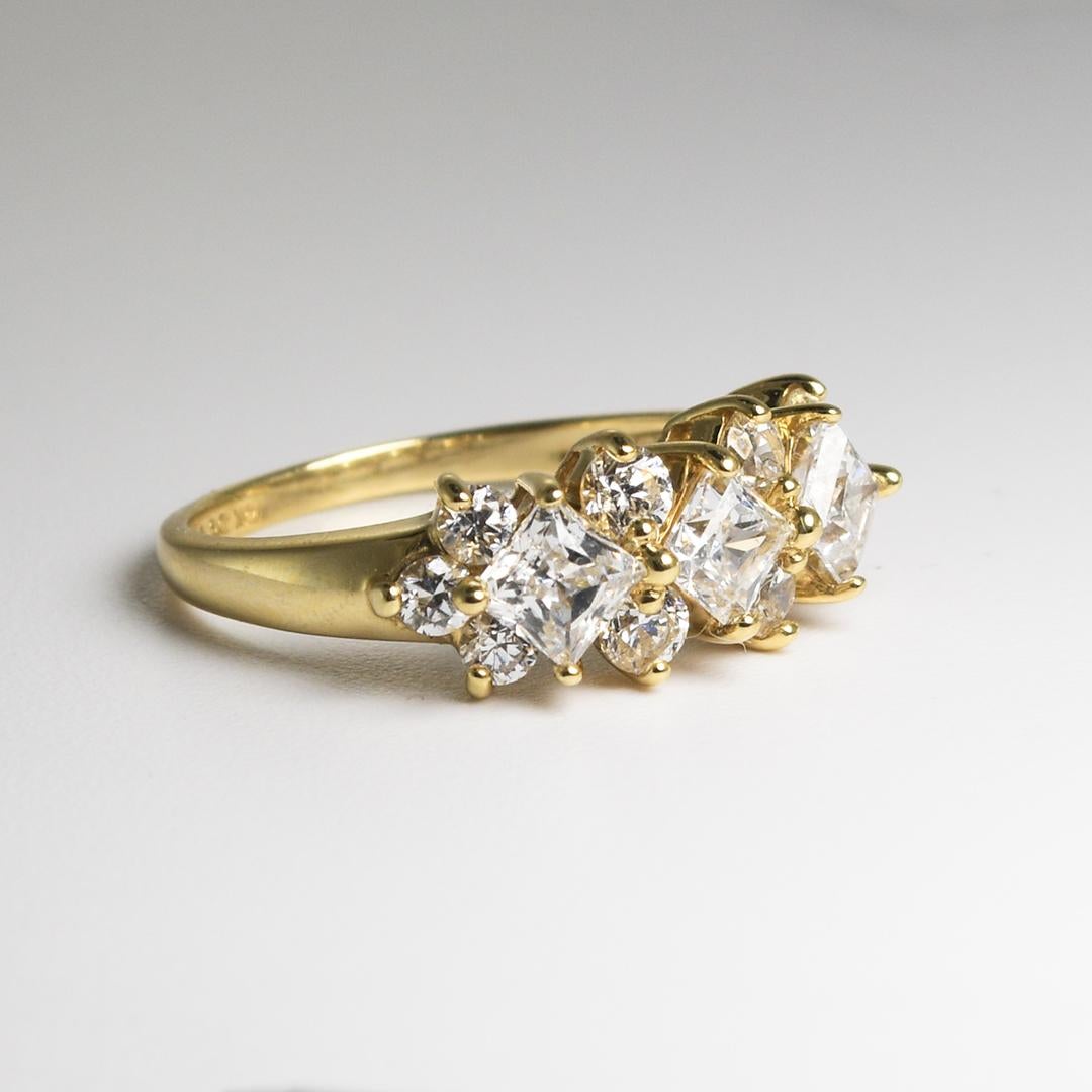 Bague en zircon cubique 14k avec rond et carré.
Zircone cubique montée en serti clos.
Pèse 3,80 grammes .
Taille 7.