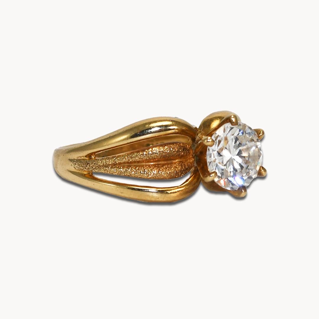 Bague simulant un diamant en zircon cubique en or jaune 14k.
Estampillé 14k  et pèse 4,3 grammes. Le CZ ressemble à un diamant et présente une taille ronde et brillante.
Il mesure 7 mm de diamètre, ce qui équivaut à un diamant de 1,25 carat.
La