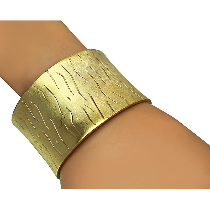 This is an elegant 14k yellow gold cuff bangle. The bangle measures 40mm in width and will fit a standard wrist size. The bangle is stamped 14Kt ITALY and weighs 40.4 grams.

Inventory #95873PNSS