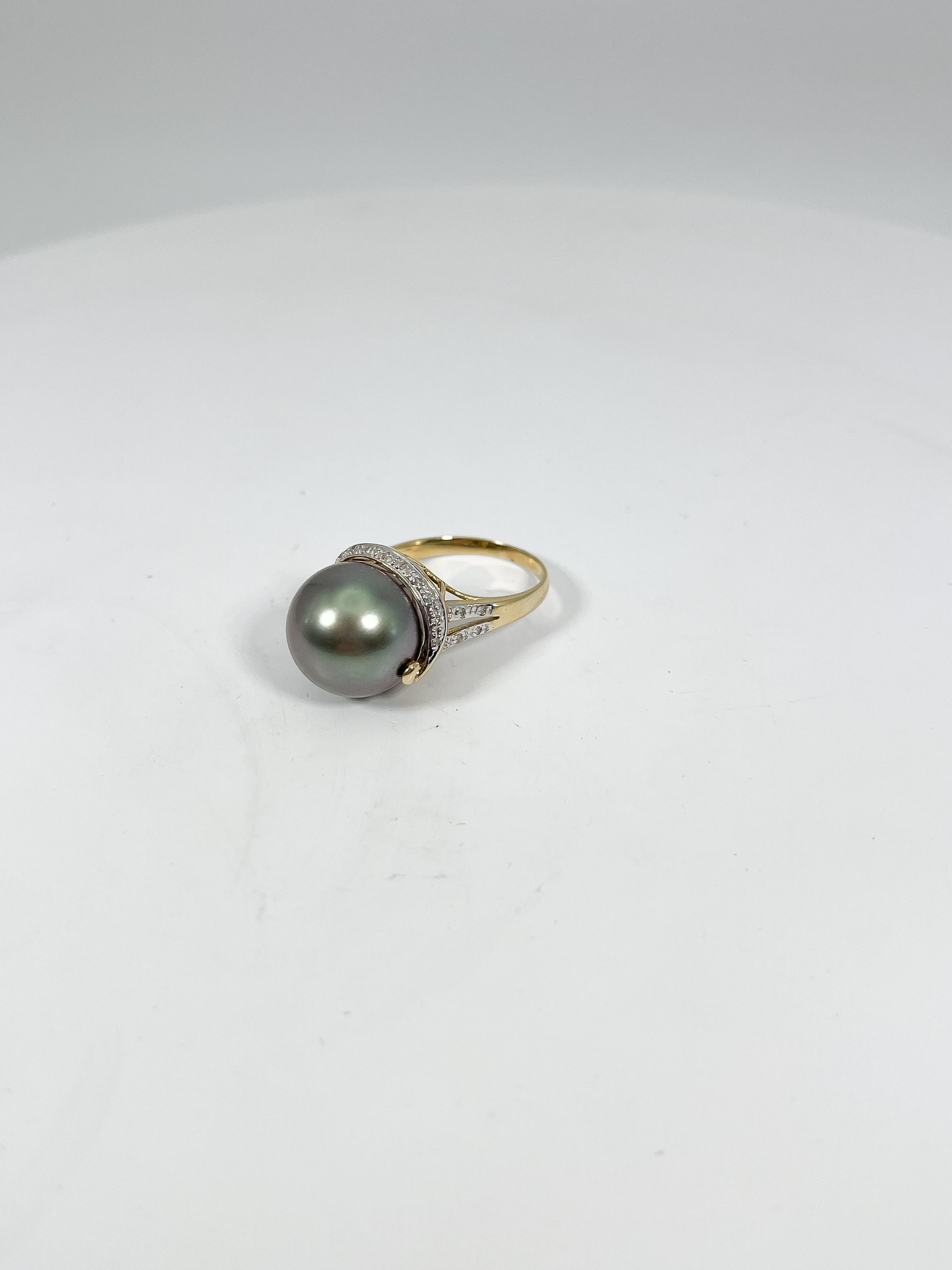 Round Cut 14K Yellow Gold Cultured Black Pearl and Diamond Ring For Sale