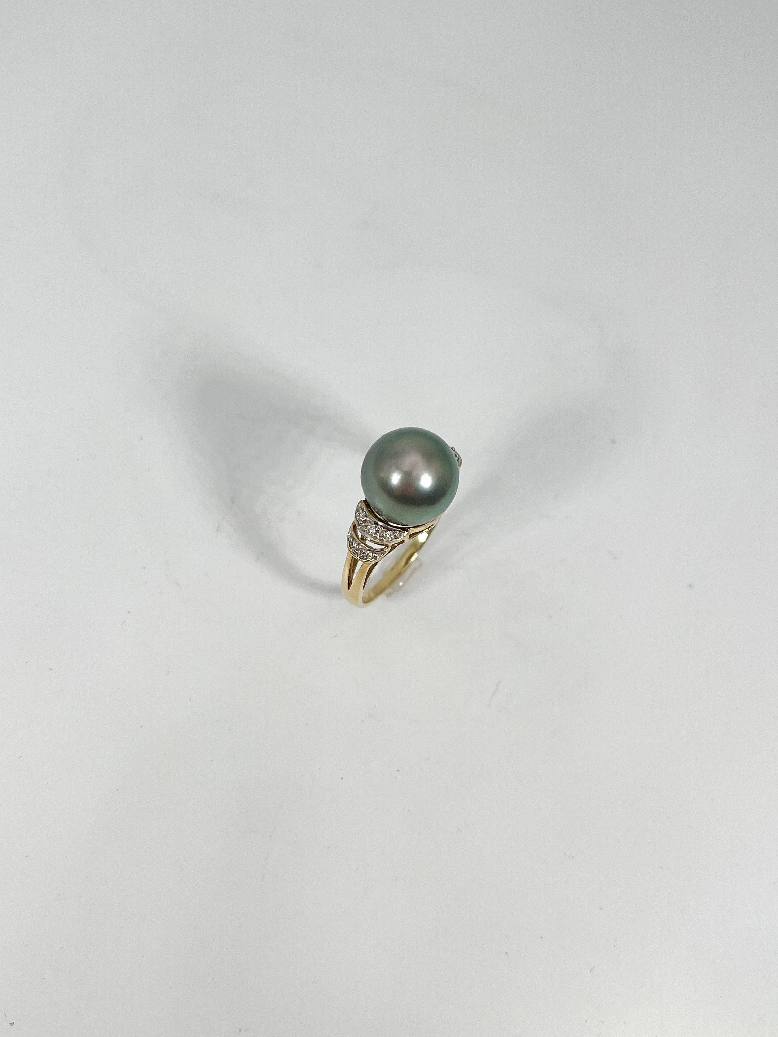 Round Cut 14K Yellow Gold Cultured Black Pearl and Diamond Ring For Sale