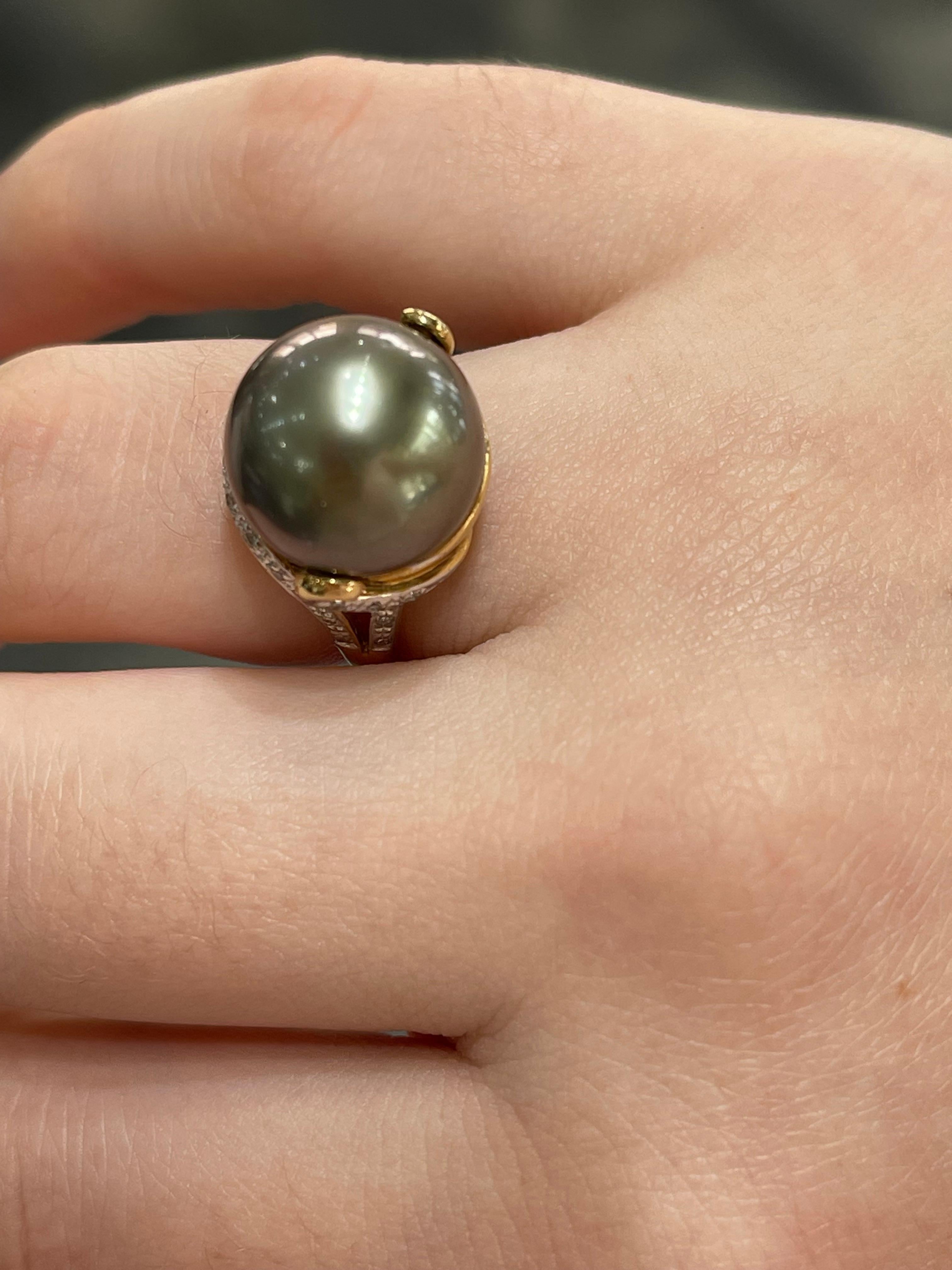 14K Yellow Gold Cultured Black Pearl and Diamond Ring In Excellent Condition For Sale In Stuart, FL
