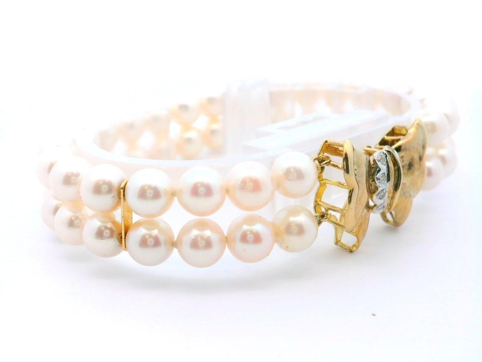Questo bellissimo bracciale è realizzato con doppi fili di perle coltivate in oro giallo 14k e una chiusura con diamante. Le due file di perle rotonde sono dotate di distanziatori in oro giallo 14k che impediscono ai fili di sovrapporsi l'uno