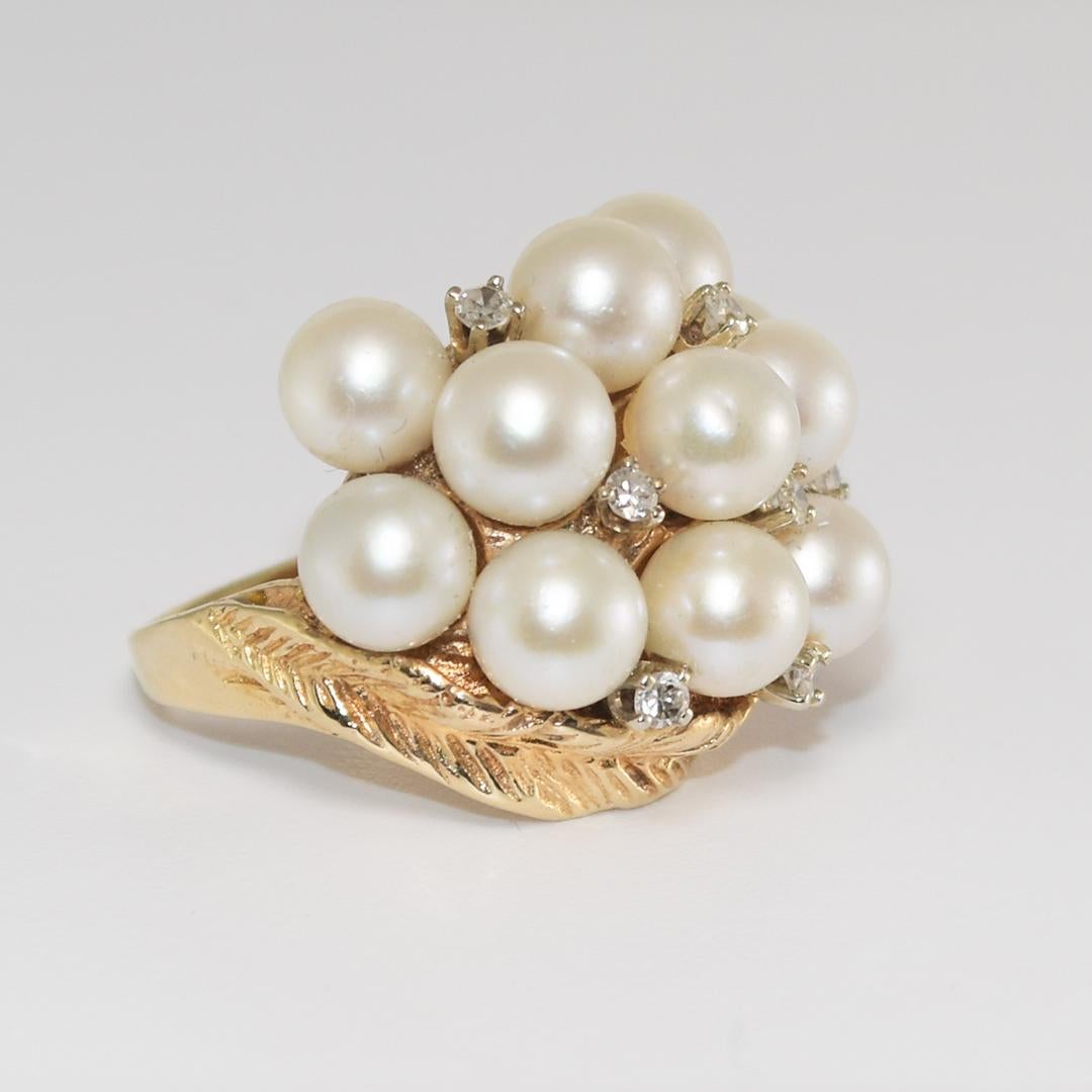 Magnifique bague en or jaune 14 carats à motif de feuilles, ornée de diamants et de perles.
Le poids total est de 11,30 grammes.
Il contient sept diamants ronds de taille brillant d'un poids de 0,14 ct montés en serti clos.
La bague comporte