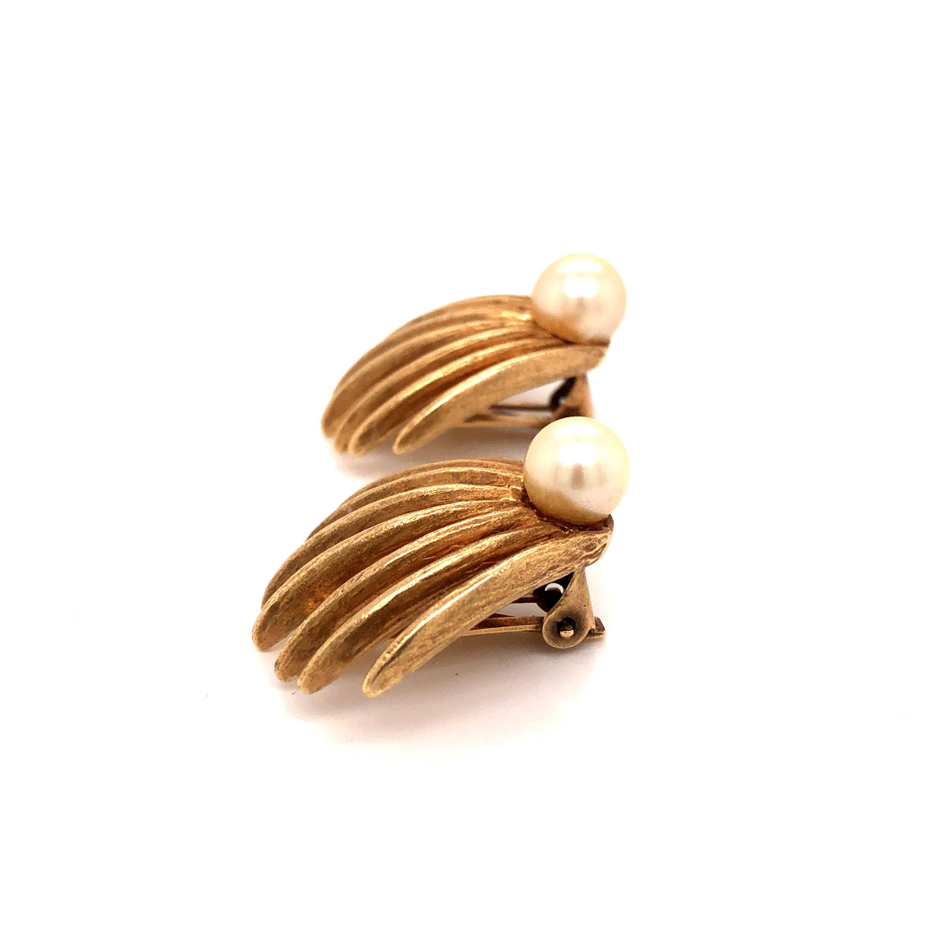 Round Cut 14 Karat Yellow Gold Cultured Pearl Earclips For Sale
