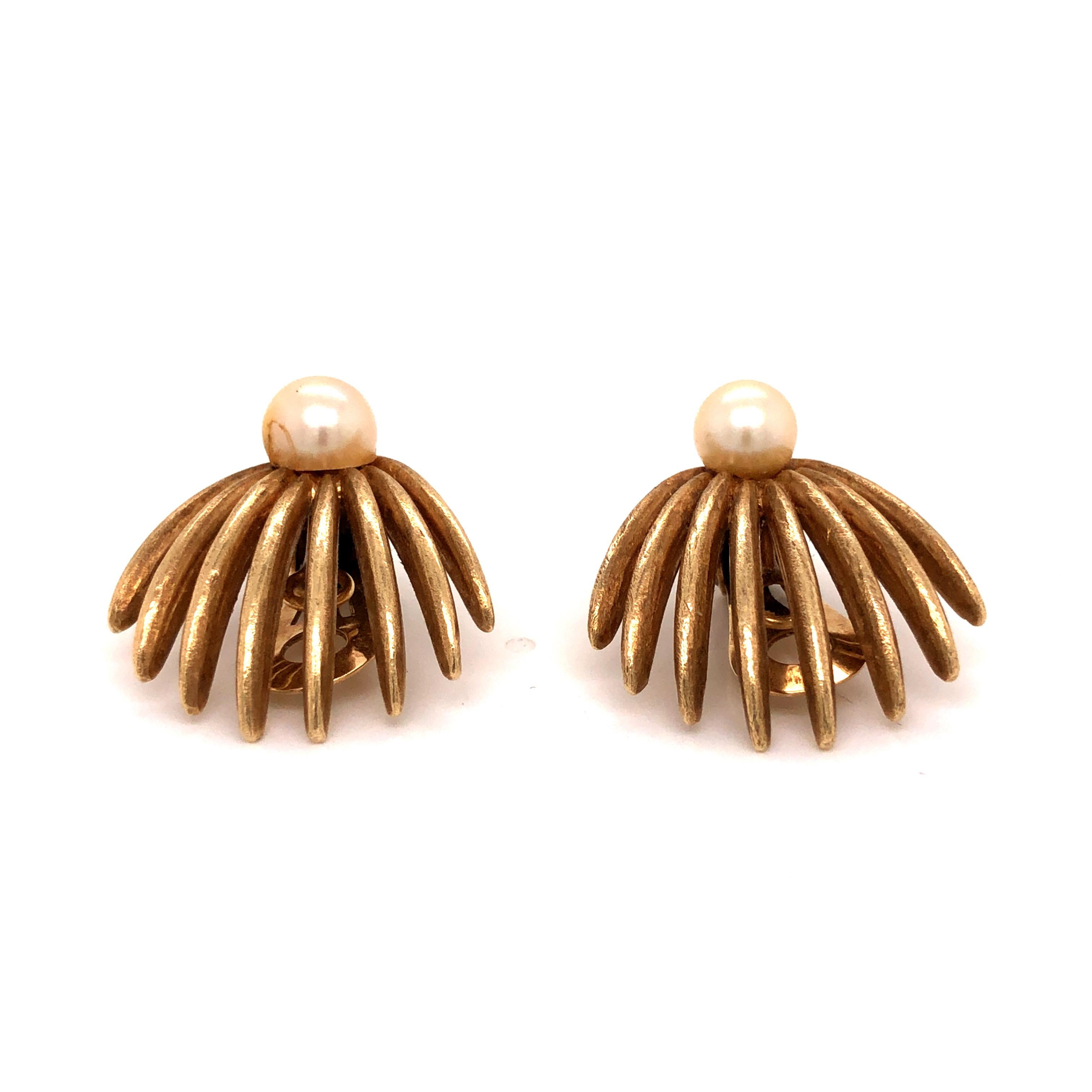 14 Karat Yellow Gold Cultured Pearl Earclips In Good Condition For Sale In New York, NY