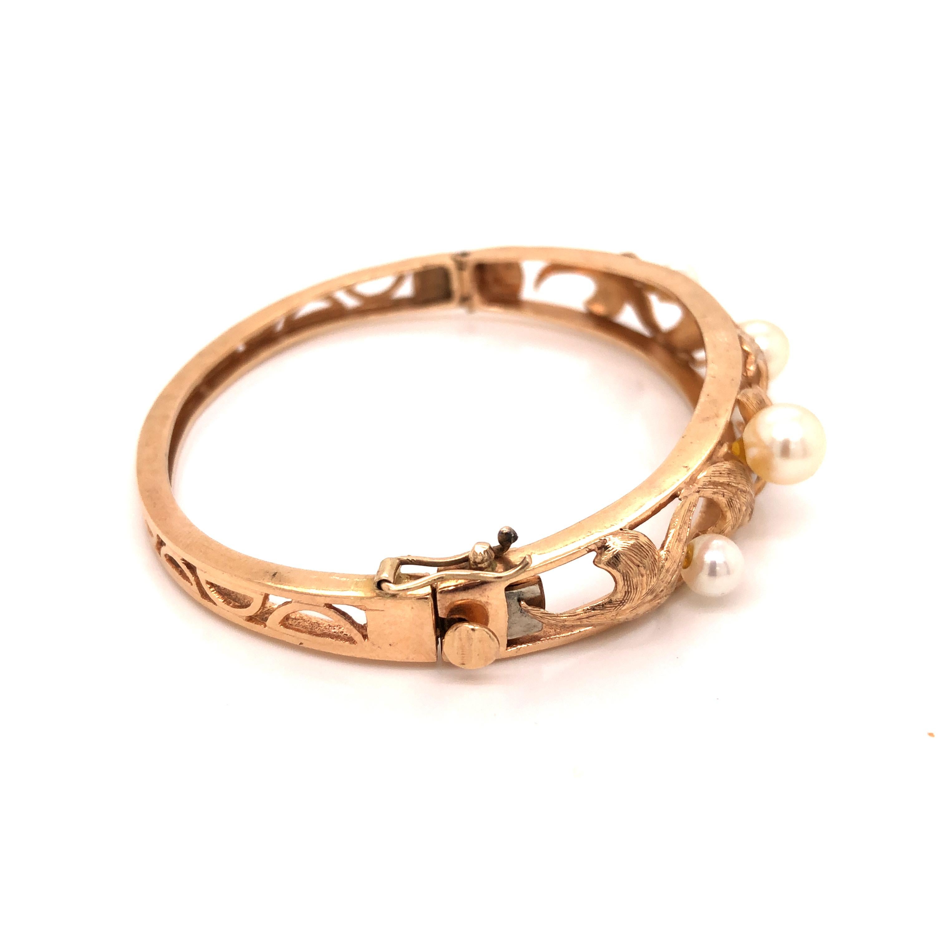  14K yellow gold bangle featuring an openwork top decorated by four cultured pearls measuring from 6.5mm to 4.6mm.

Stone: Cultured Pearl

Metal: 14K Yellow Gold

Size: 6 3/4