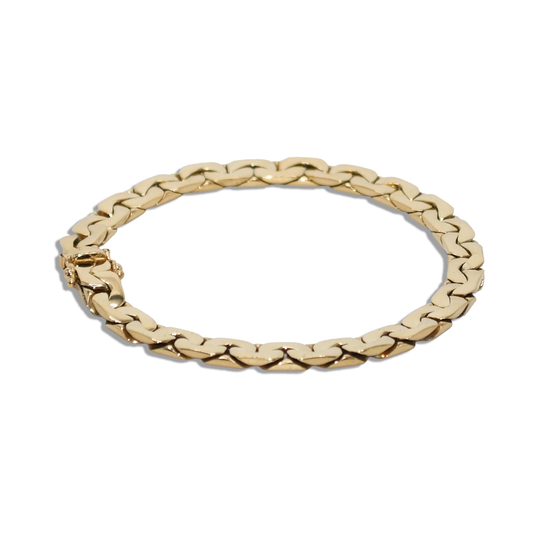Men's 14k yellow gold curb link bracelet.
Stamped 18k and weighs 33 grams.
The bracelet measures 8 1/4 inches long and 6.5mm wide.
Excellent condition.