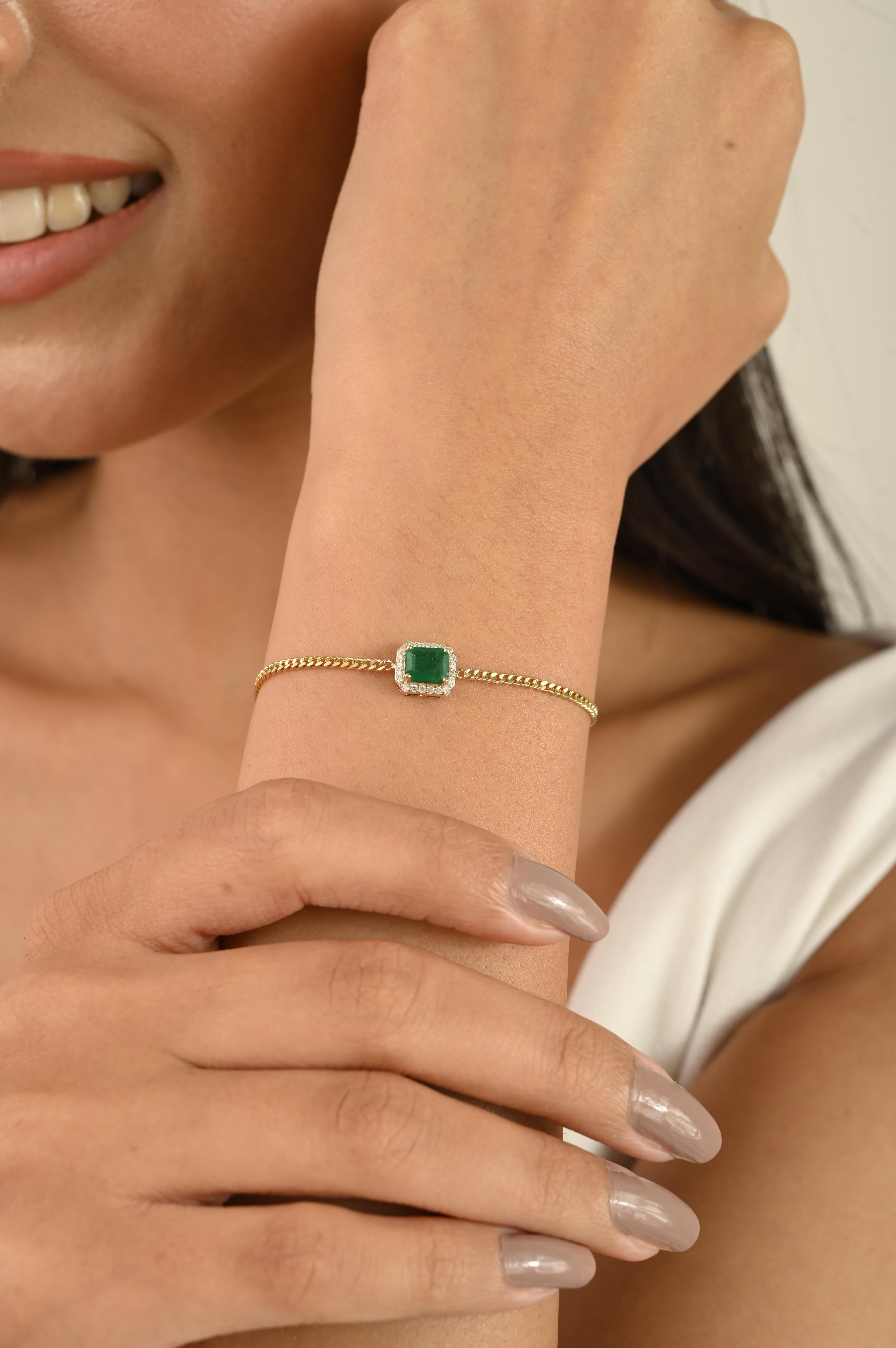 Élevez votre style avec cet exquis bracelet en or jaune 14k, doté d'une vibrante émeraude de 0,79 carat encadrée d'un halo étincelant de 0,13 carat de diamants ronds brillants. La pièce maîtresse est gracieusement montée sur une chaîne élégante et