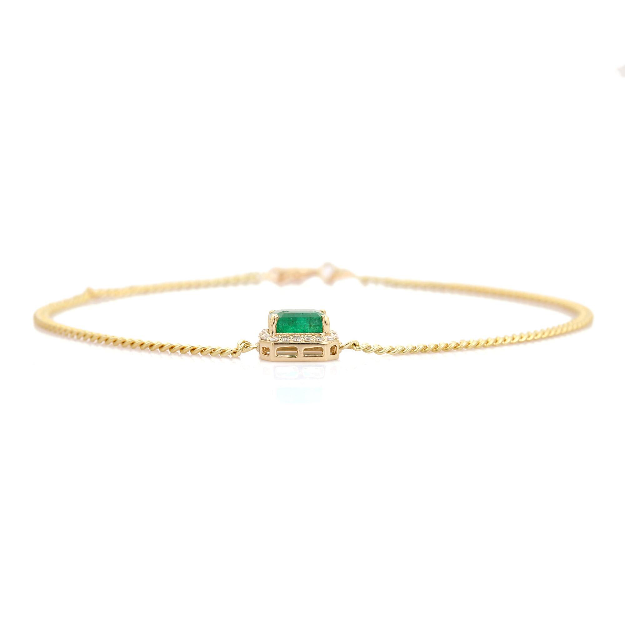 Moderne Bracelet en or jaune 14k à maillons courts avec émeraude solitaire et diamant en halo en vente