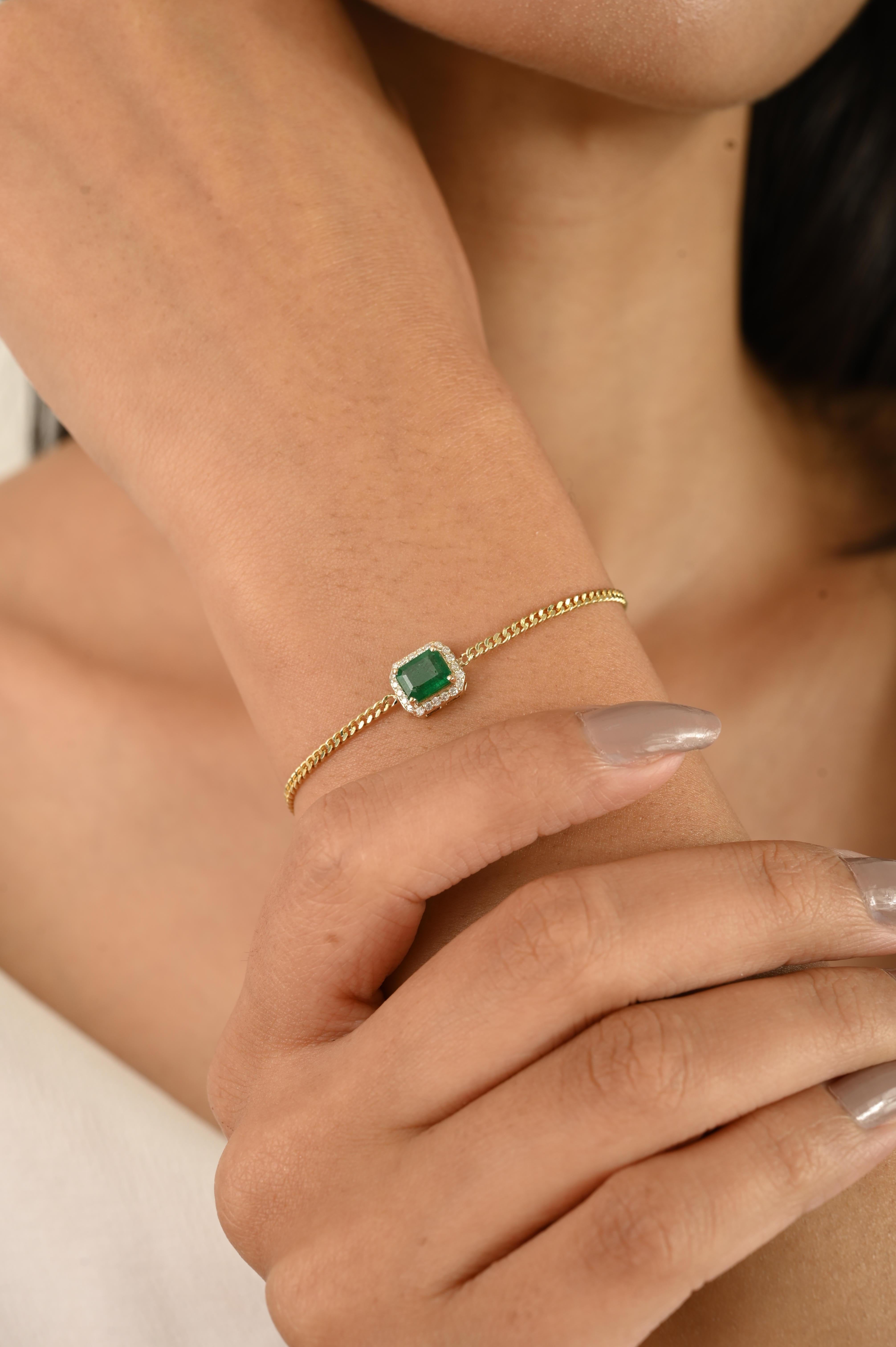 Taille octogone Bracelet en or jaune 14k à maillons courts avec émeraude solitaire et diamant en halo en vente