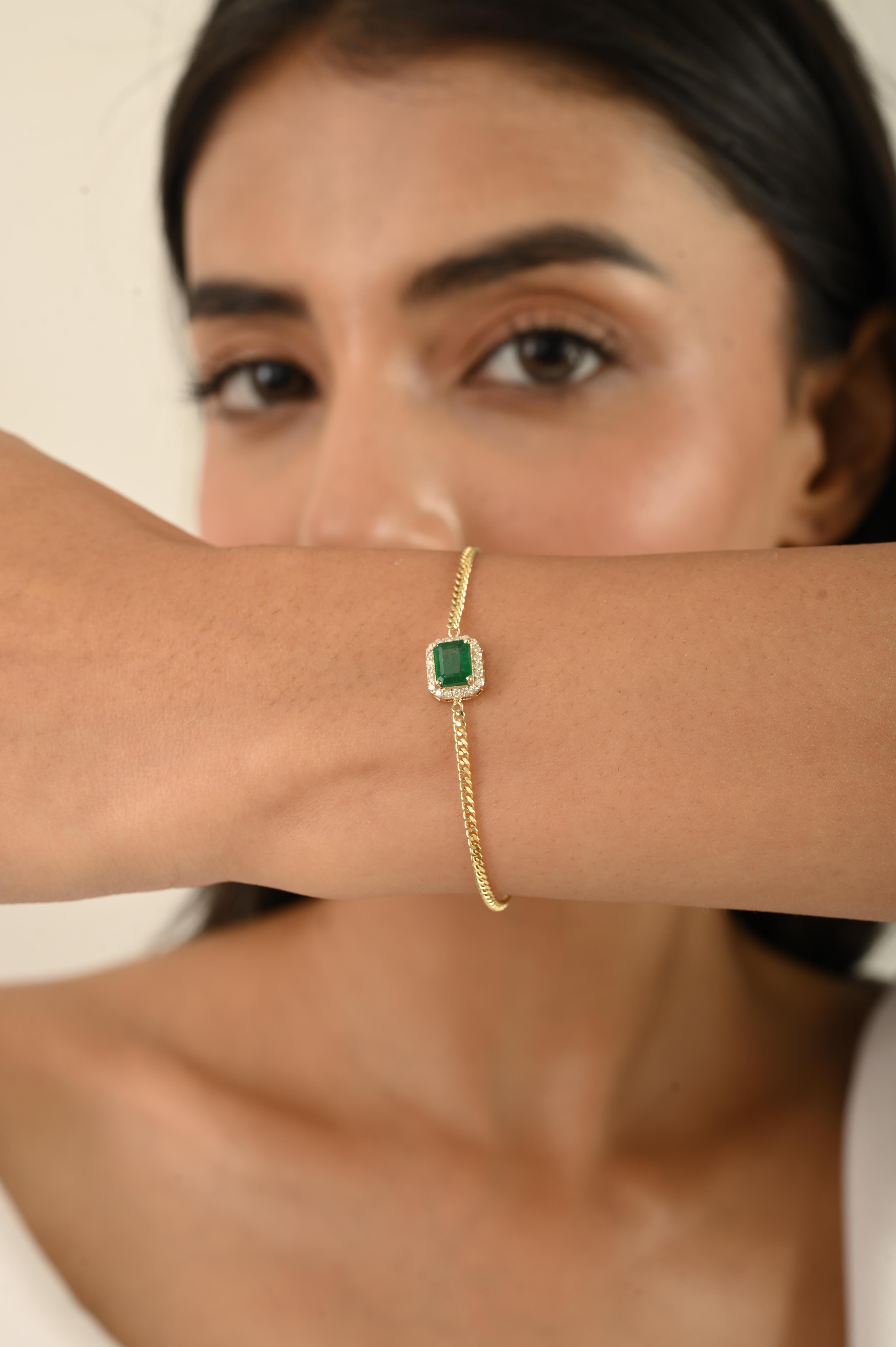 Bracelet en or jaune 14k à maillons courts avec émeraude solitaire et diamant en halo Pour femmes en vente