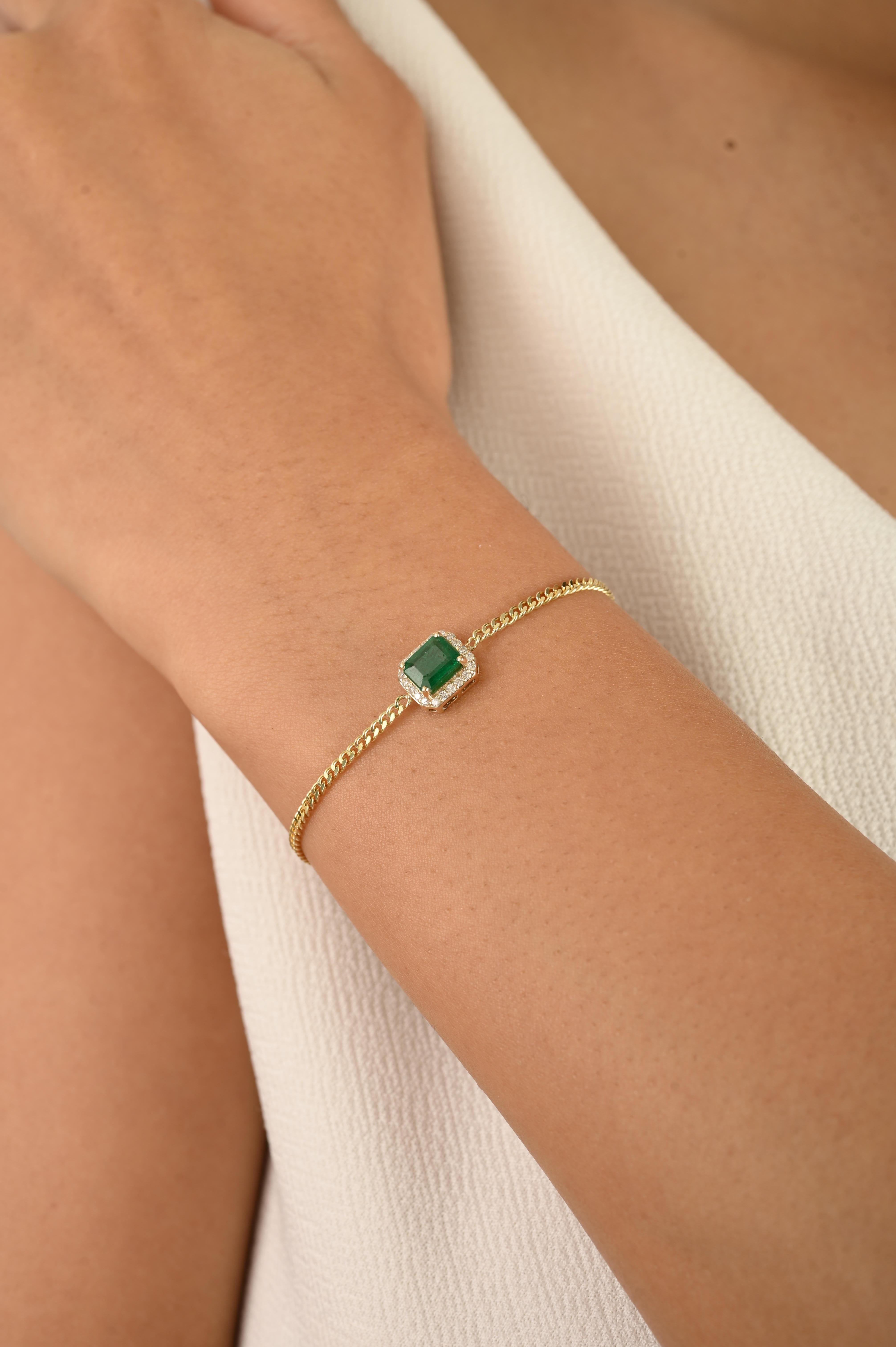 Bracelet en or jaune 14k à maillons courts avec émeraude solitaire et diamant en halo en vente 2