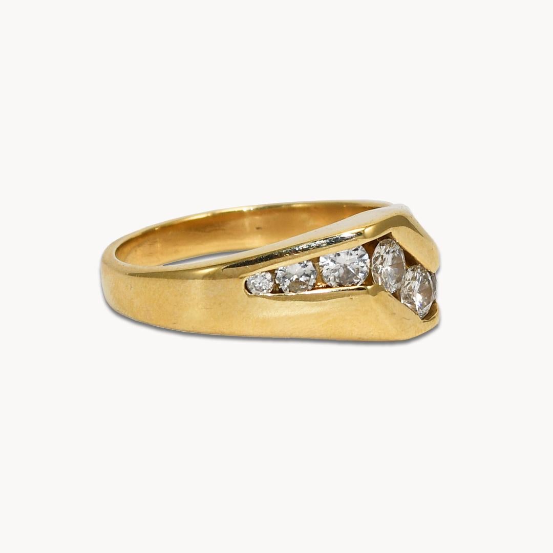 Bague en or jaune 14k avec diamant incurvé.
Il y a 0,80 tdw de diamants RBC, les tailles sont réduites de 0,20ct à 0,02ct. Principalement VS Clarity, quelques SI. H-I Couleur.
Test 14k, poids 8,5 grammes.
Taille 10.