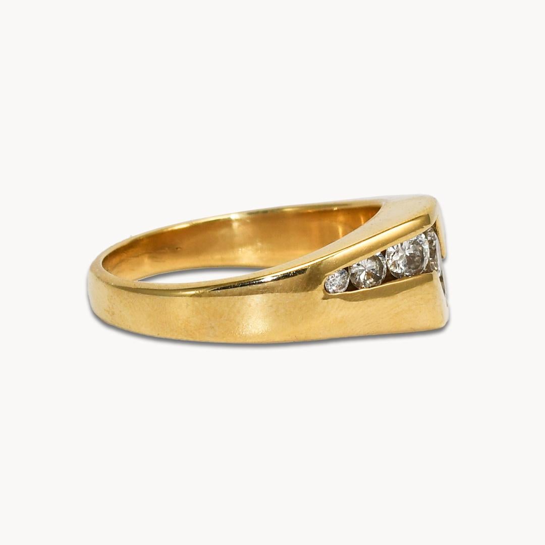 Taille ronde Bague en or jaune 14K à diamant courbé en vente