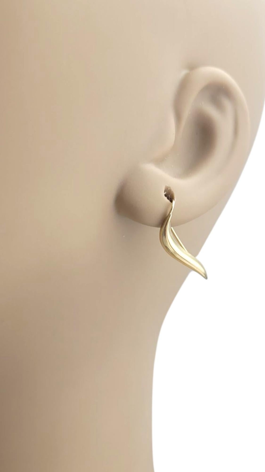 14K Yellow Gold Curved Feather Earrings #21084 For Sale 1