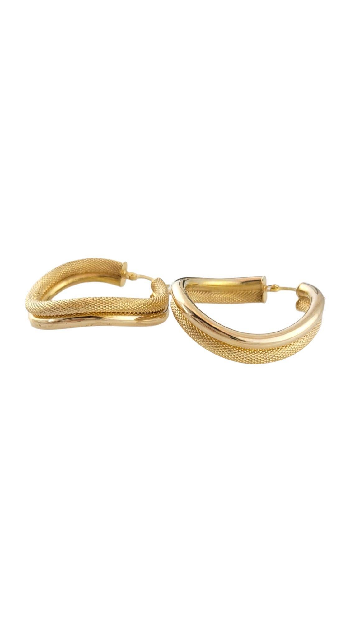 Gorgeous set of 14K gold Curved hoops with a smooth and a textured finish for a beautiful, contrasted finish!

Size: 32mm X 30.5mm X 6mm

Weight: 5.22 g/ 3.4 dwt

Hallmark: 14KT USA

Very good condition, professionally polished.

Will come packaged