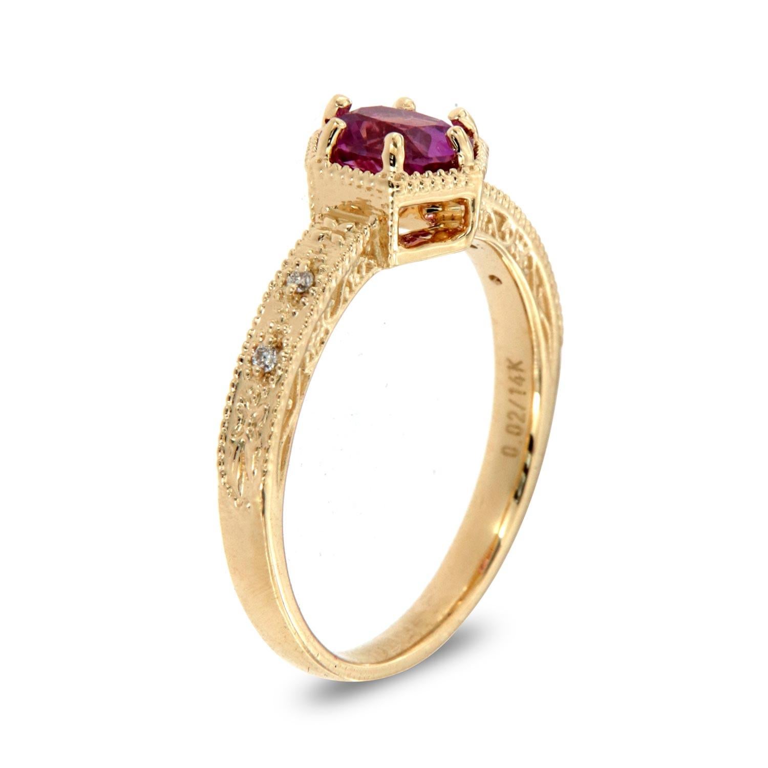 Ce style organique rustique  cette bague est impressionnante par son attrait vintage, avec un saphir rose naturel allongé de type cushio, rehaussé de quatre diamants ronds de taille brillant en motif milgrain. Découvrez la différence en personne