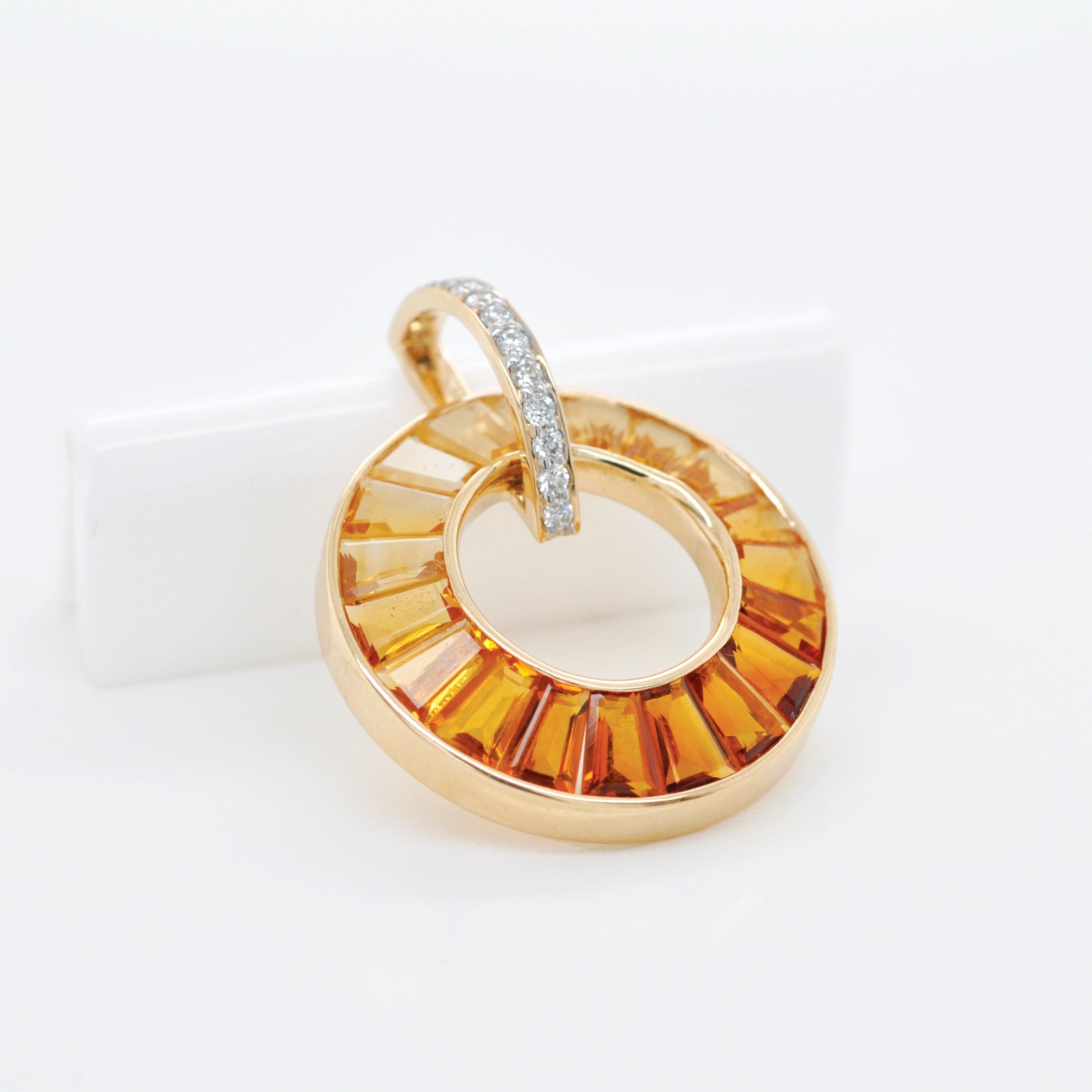 Ciondolo a forma di cerchio in oro giallo 14K con Citrino Baguette e diamanti in vendita 4