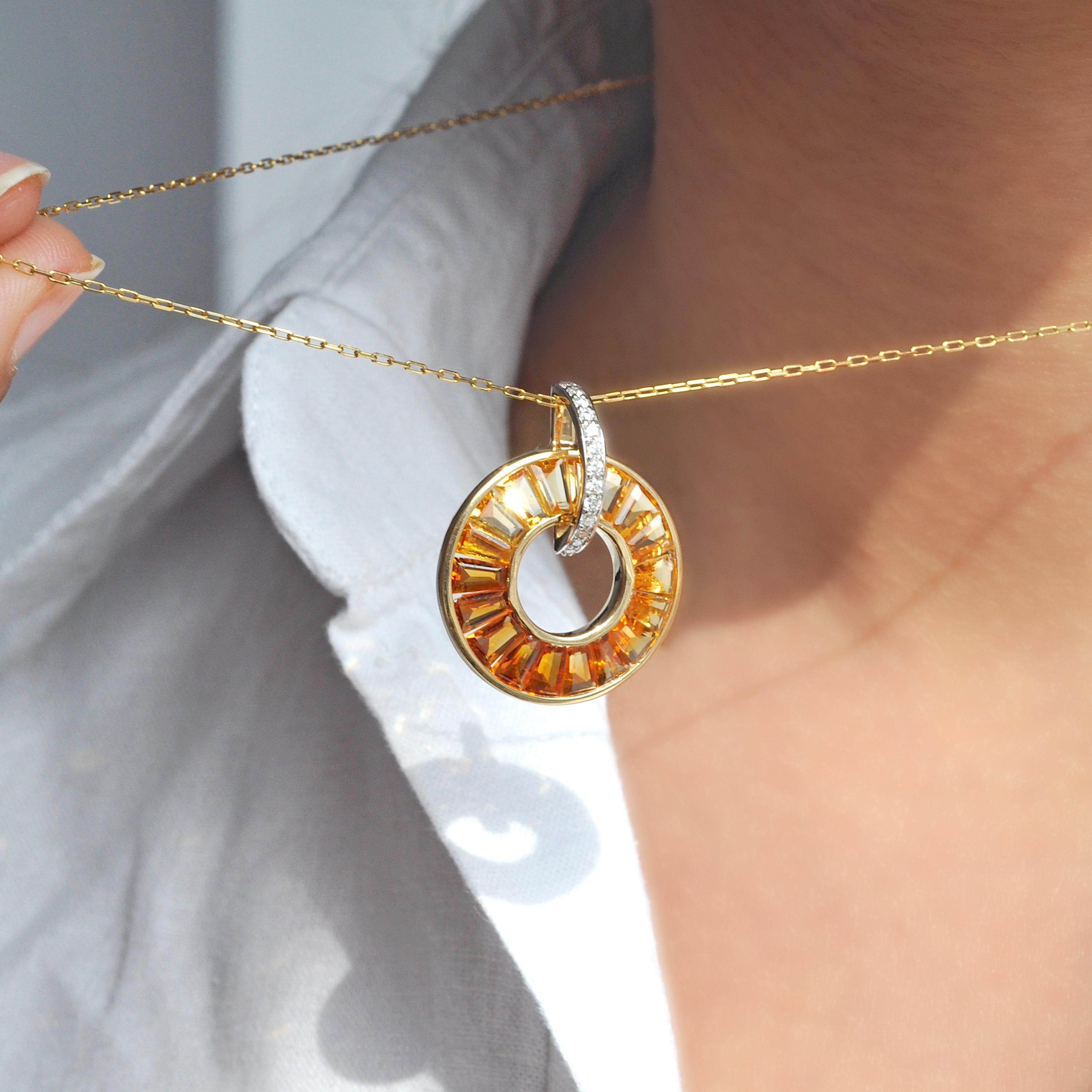 Ciondolo a forma di cerchio in oro giallo 14K con Citrino Baguette e diamanti in vendita 6