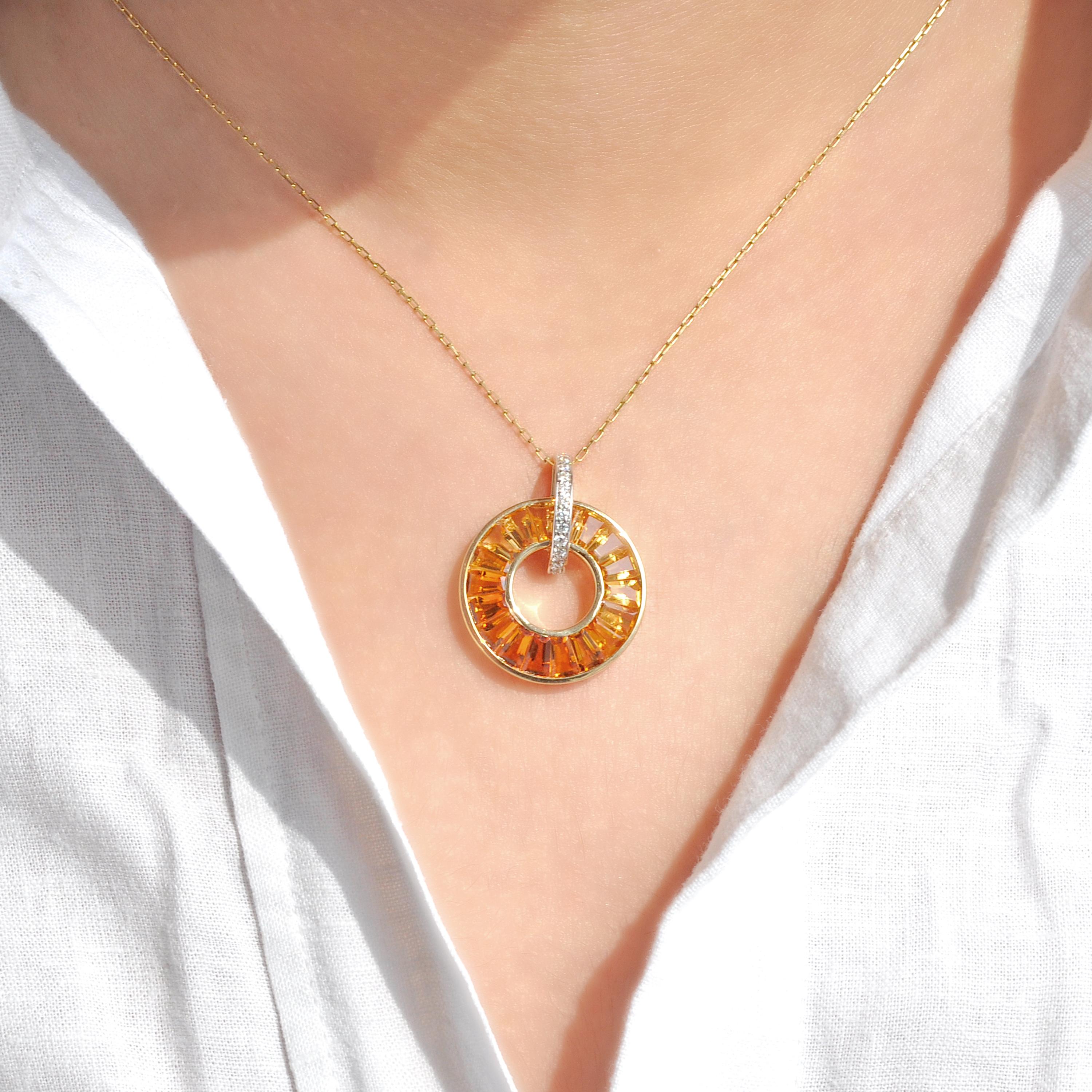 Questa squisita collana con ciondolo a cerchio in oro 14 carati con citrino e diamanti è un'espressione radiosa di eleganza senza tempo e di sapiente maestria. Progettato con precisione e cura, il ciondolo mostra un affascinante cerchio formato da