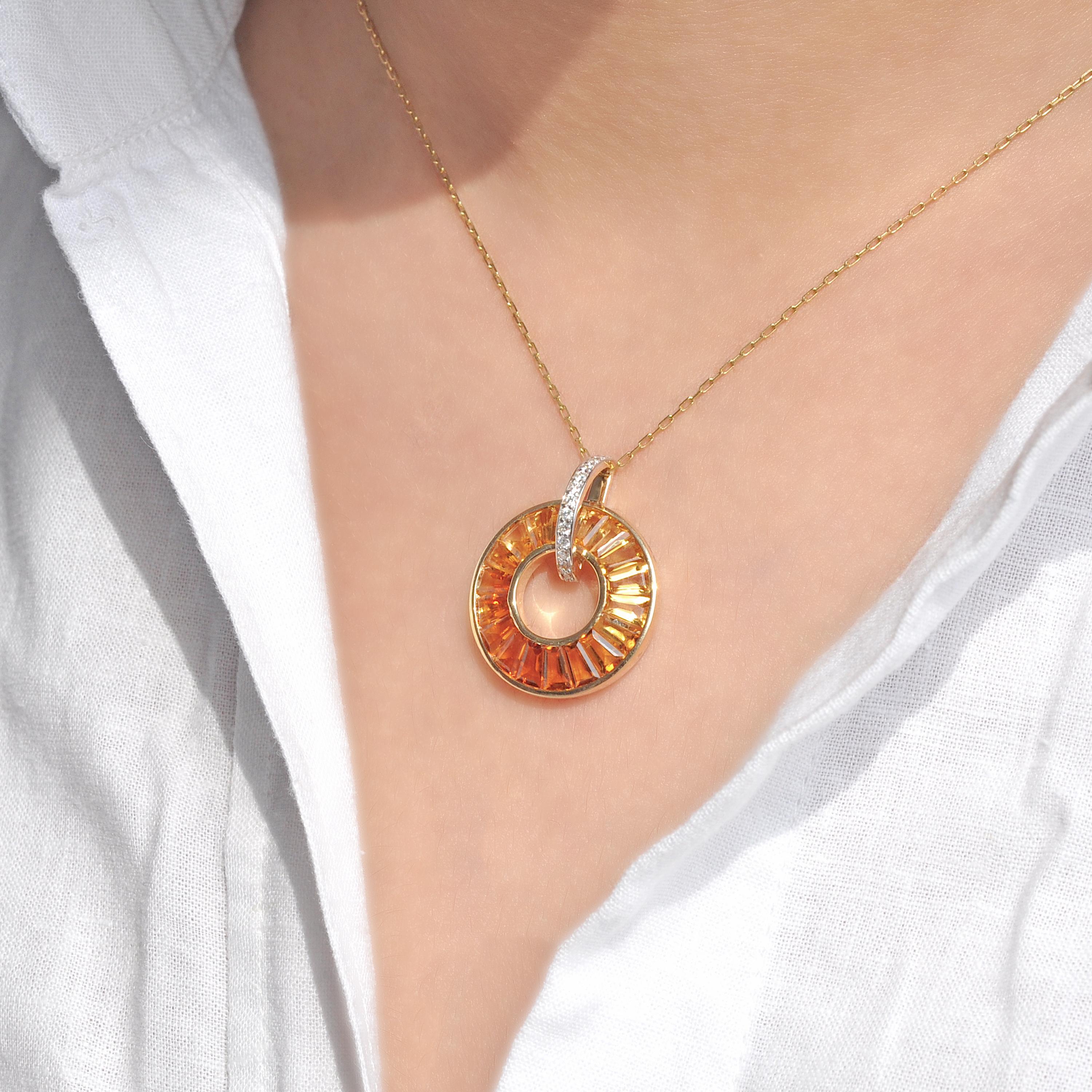 Contemporaneo Ciondolo a forma di cerchio in oro giallo 14K con Citrino Baguette e diamanti in vendita
