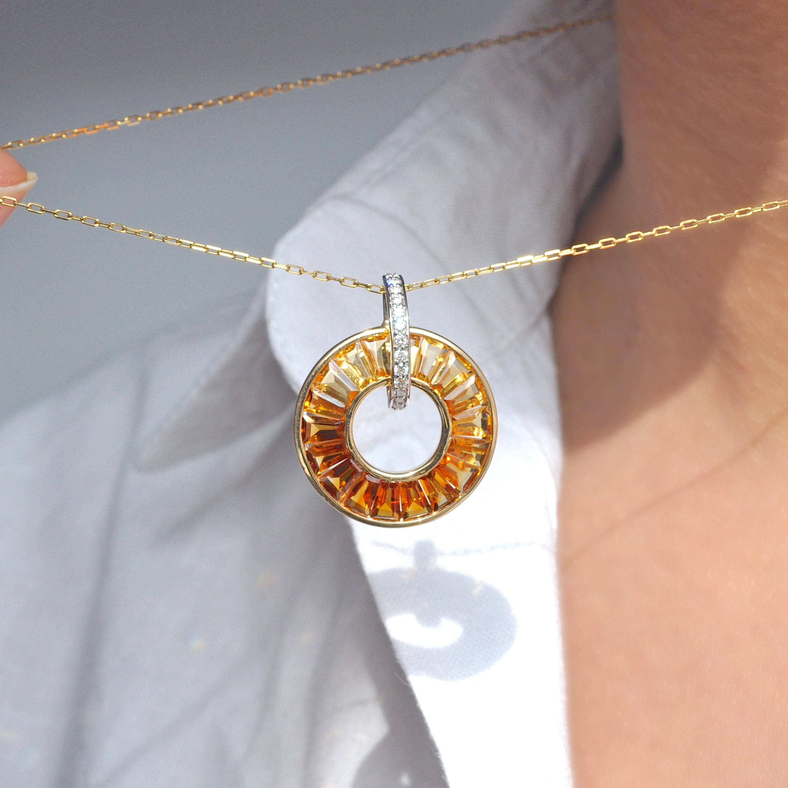 Baguette rastremato Ciondolo a forma di cerchio in oro giallo 14K con Citrino Baguette e diamanti in vendita