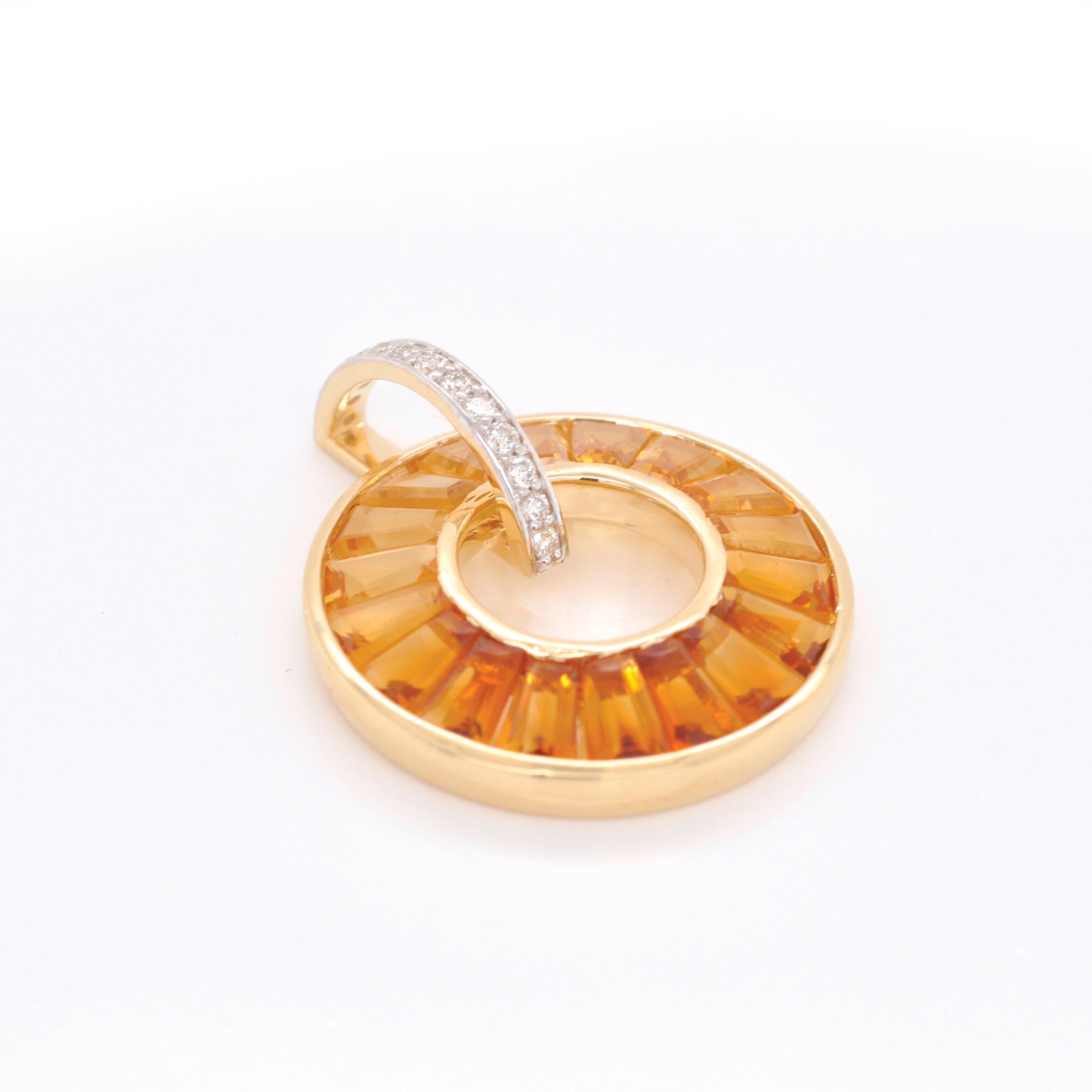 Ciondolo a forma di cerchio in oro giallo 14K con Citrino Baguette e diamanti In condizioni Nuovo in vendita a Jaipur, Rajasthan