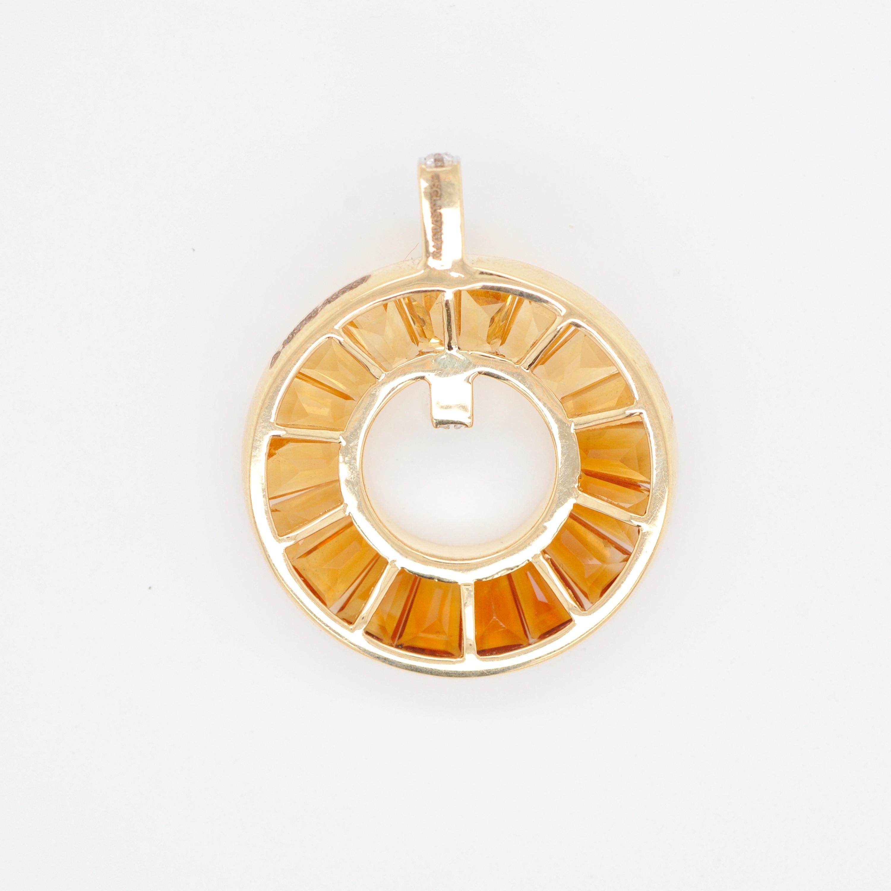 Ciondolo a forma di cerchio in oro giallo 14K con Citrino Baguette e diamanti in vendita 1