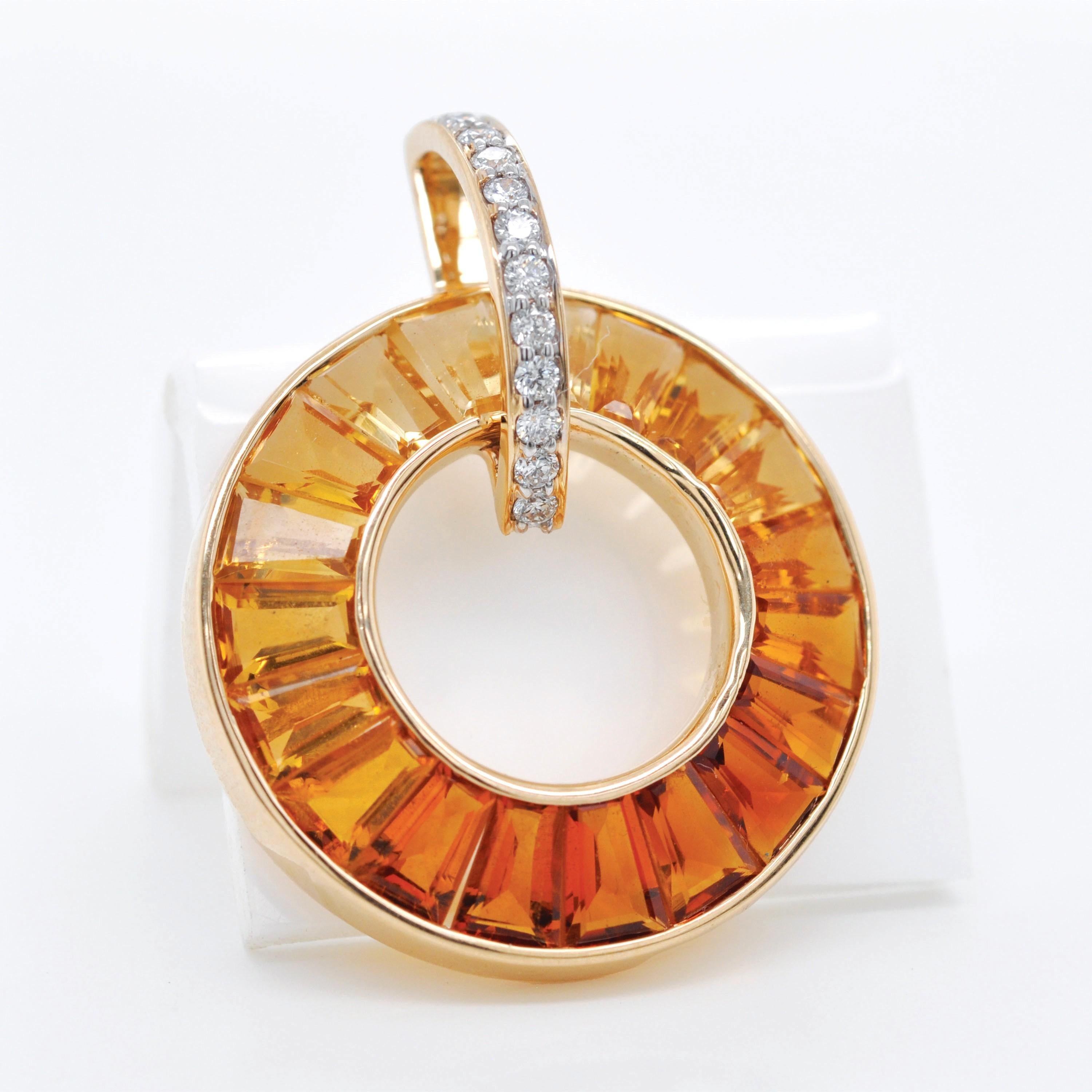 Ciondolo a forma di cerchio in oro giallo 14K con Citrino Baguette e diamanti in vendita 2