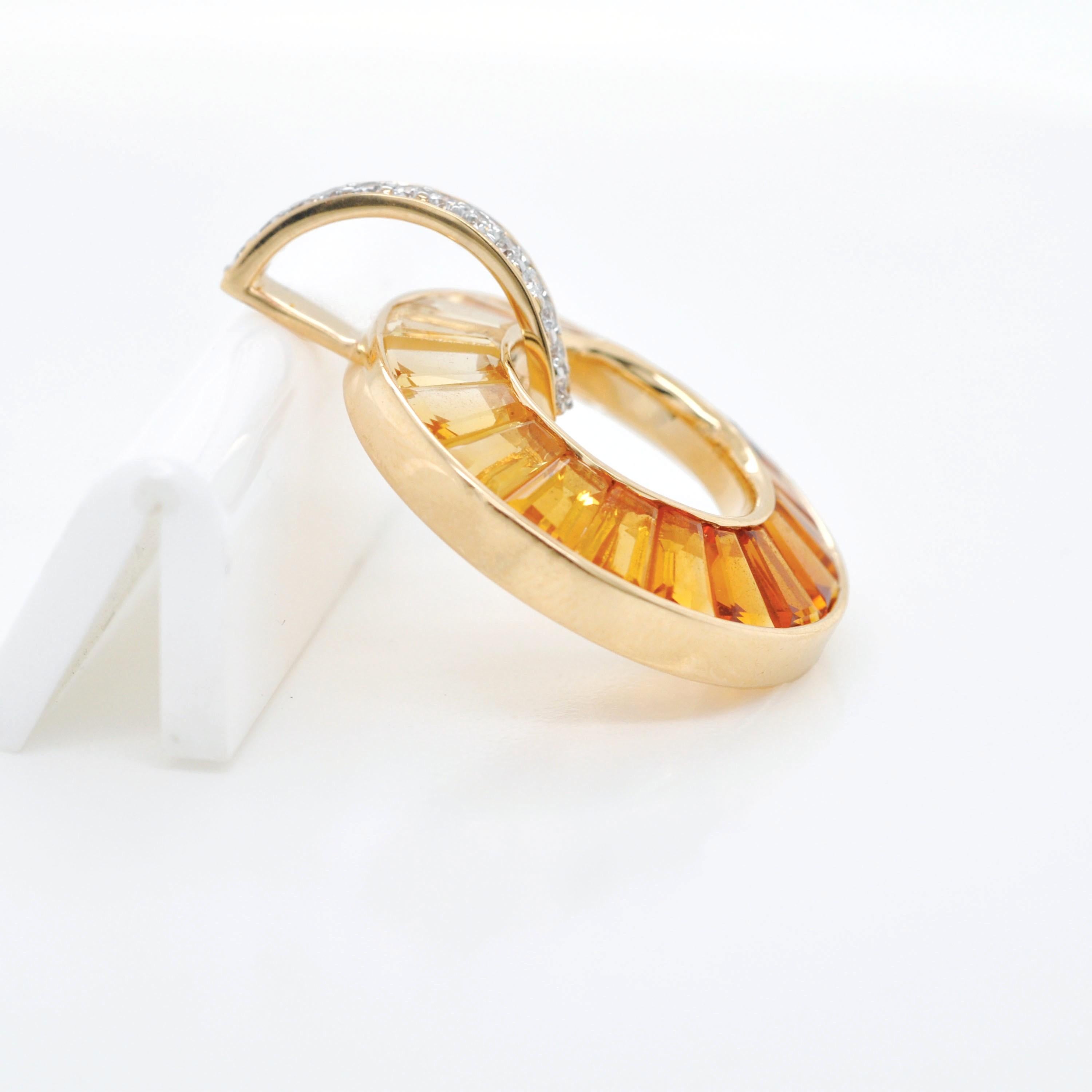 Ciondolo a forma di cerchio in oro giallo 14K con Citrino Baguette e diamanti in vendita 3