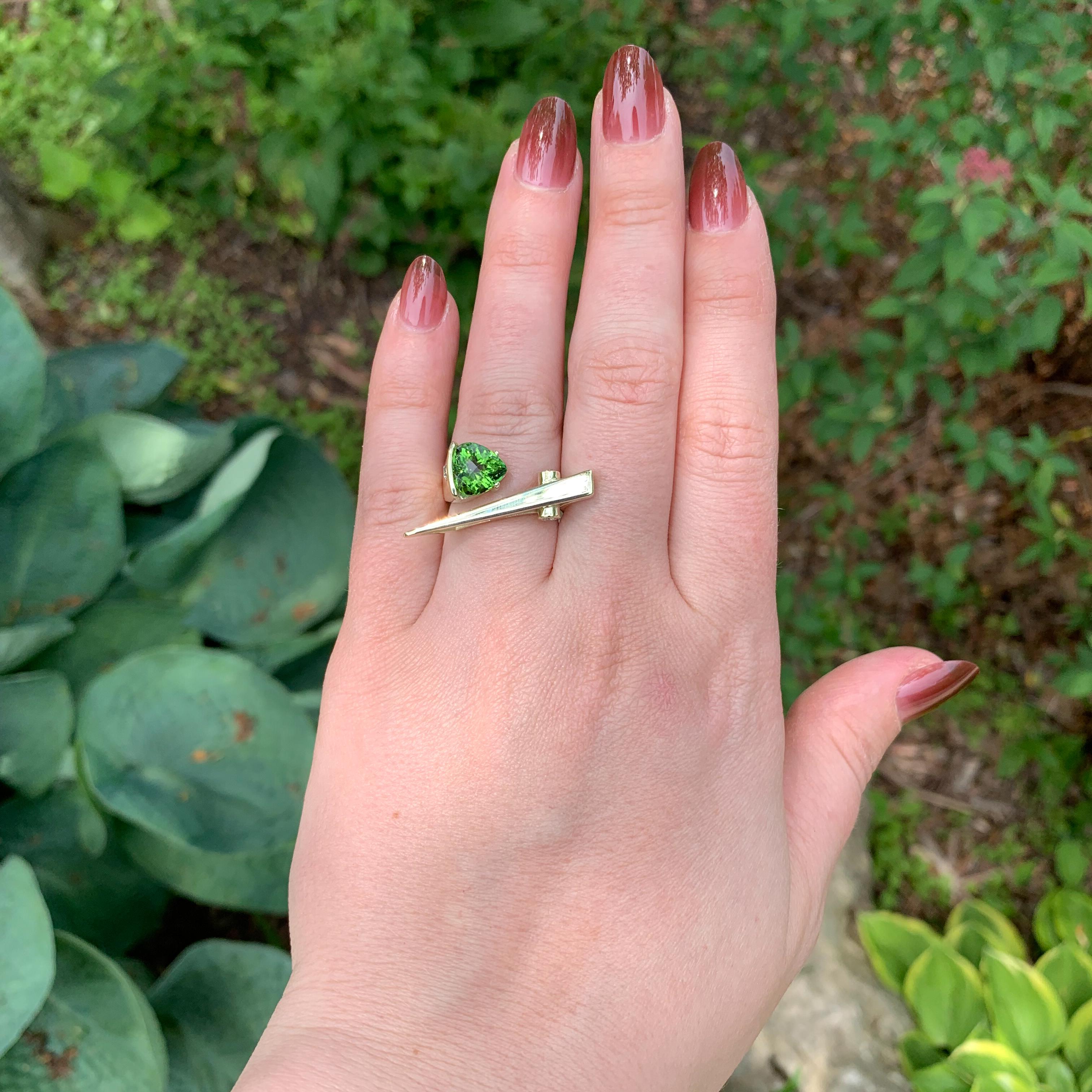 Modernistischer Peridot- und Diamantring aus 14 Karat Gelbgold von Harry Roa im Angebot 4