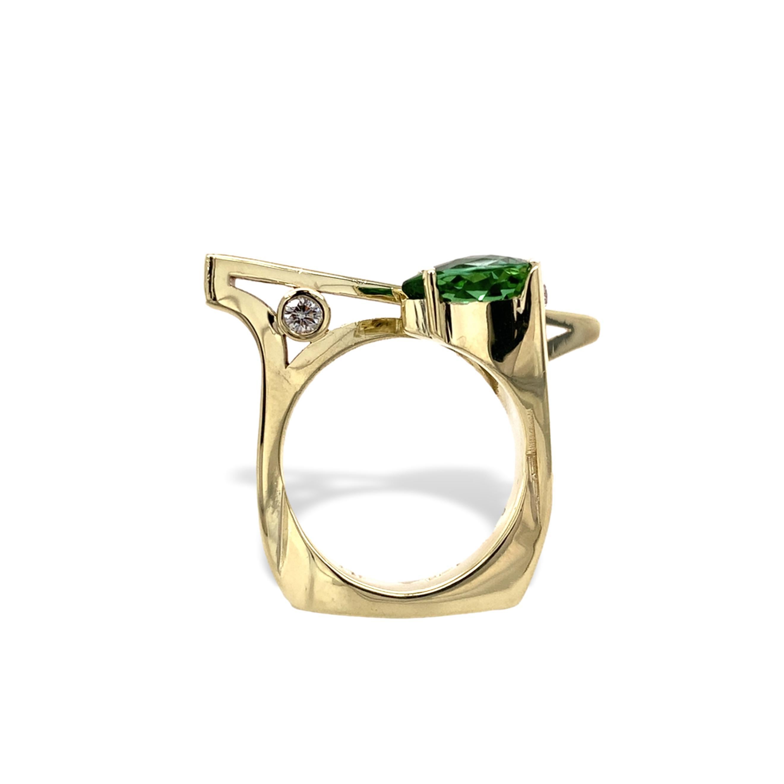Moderner Peridot- und Diamantring aus 14 Karat Gelbgold von Henry Roa. Abstraktes Design mit architektonischer Anmutung. Es gibt eine  Peridot im Billionen-Schliff mit schachbrettartigem Oberteil und einem Paar runder Diamanten. Der lindgrüne