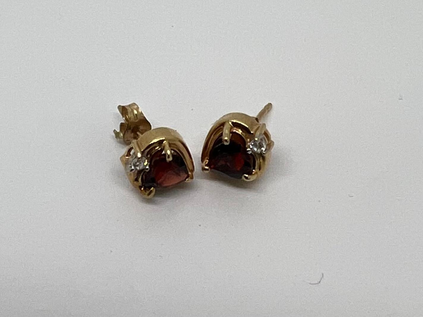 Up for sale: 

These great looking Solid 14K Yellow Gold Heart Cut Cz Garnet Diamond Earrings. Very good cut--Amazing life and brilliance!

 These diamonds HAVE NOT been clarity or color enhanced; 100% natural genuine diamonds.
Excellent