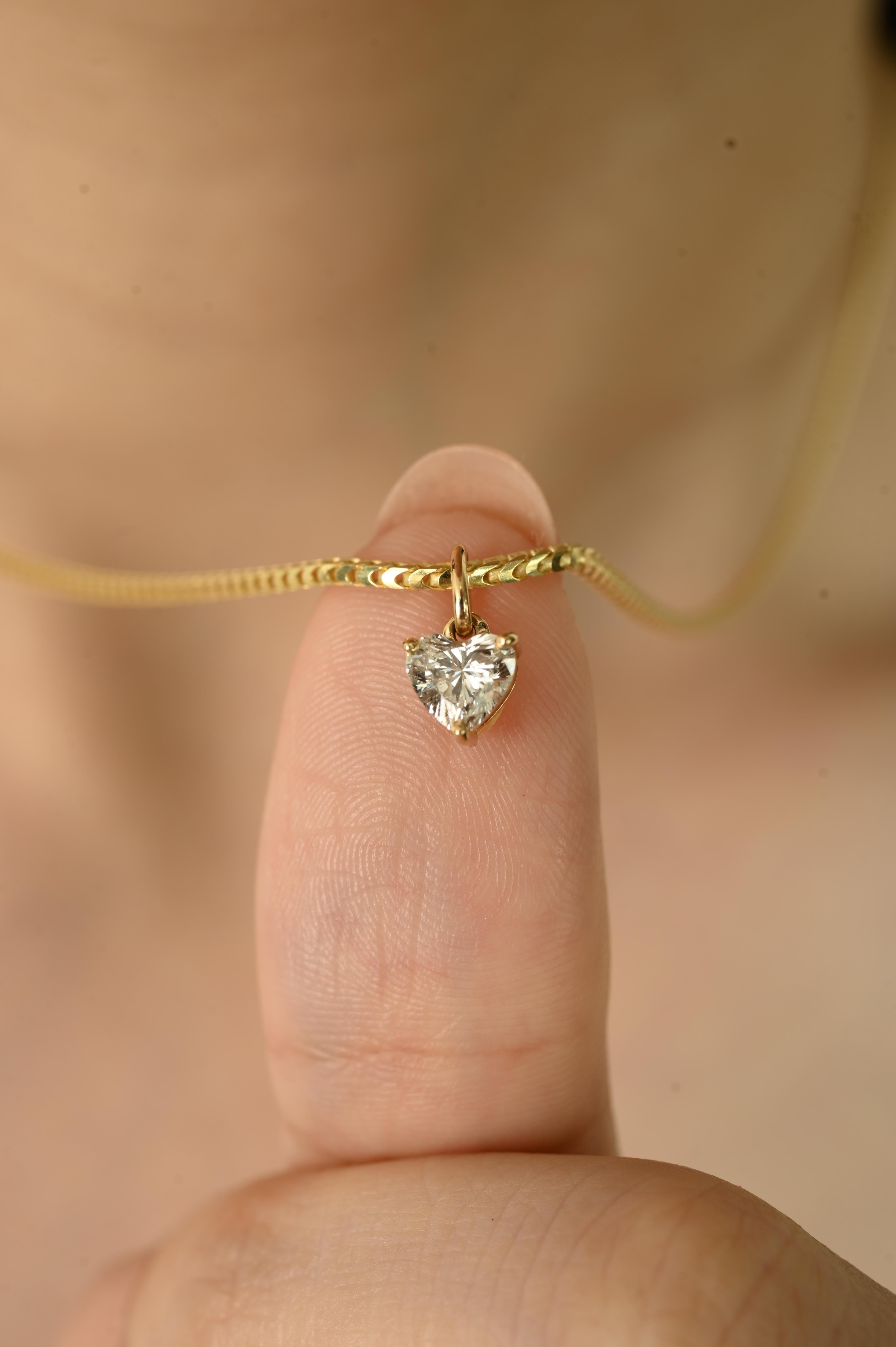 Dieser elegante Anhänger zeigt einen Diamanten im Herzschliff mit einem Gewicht von 0,56 Karat, der in einer klassischen dreizackigen Fassung aus 14 Karat Gelbgold gefasst ist. Dieses zeitlose Schmuckstück ist ein wunderschönes Accessoire für jeden